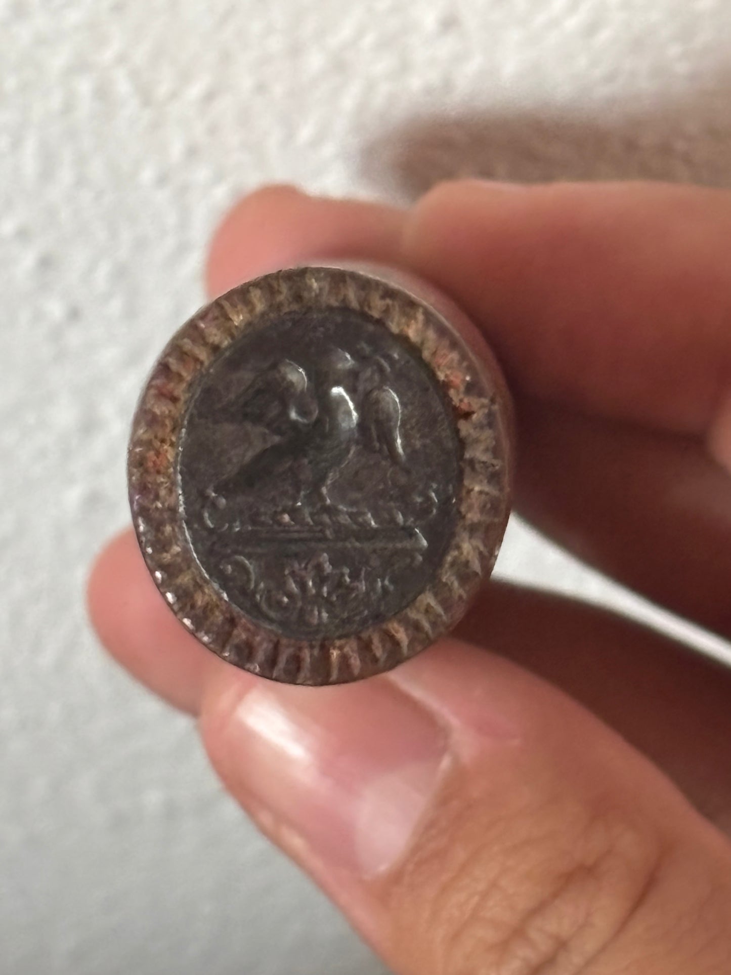 Timbro Vintage in Metallo con Manico in Legno – Incisione Artigianale con Motivo Ornamentale