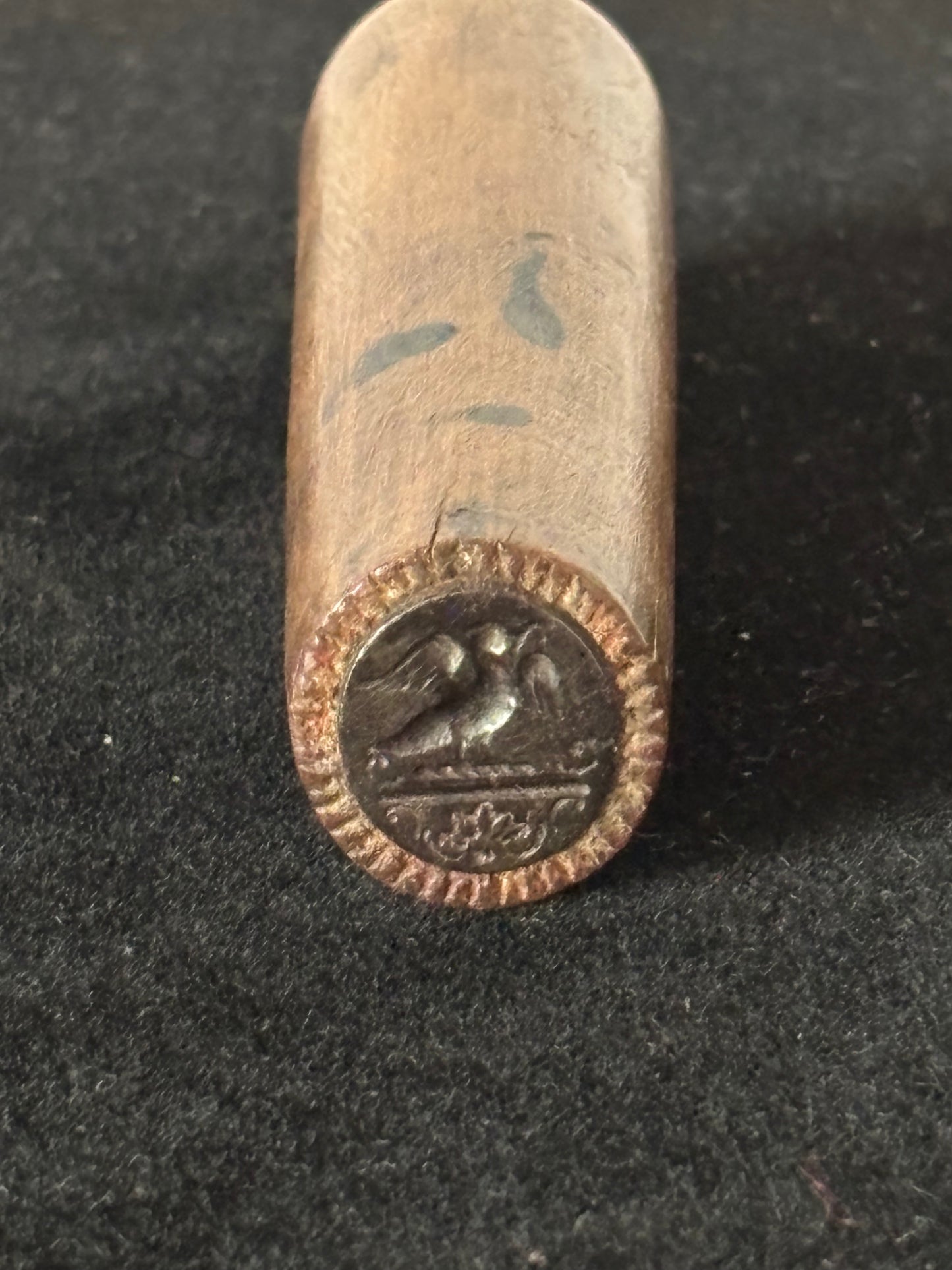 Timbro Vintage in Metallo con Manico in Legno – Incisione Artigianale con Motivo Ornamentale
