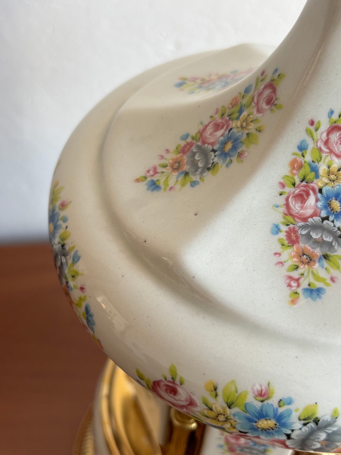 Musikalischer Zigarettenhalter aus weißer Keramik mit floraler Dekoration