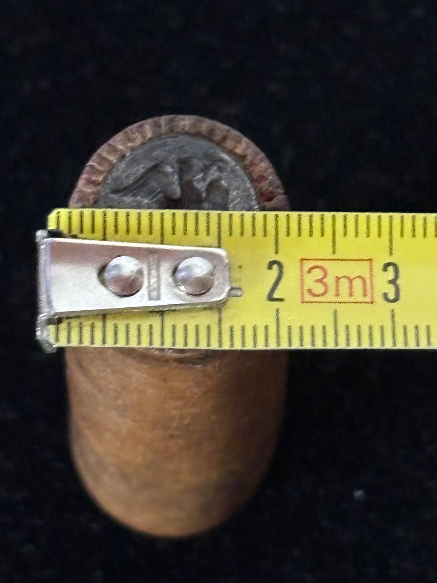 Timbro Vintage in Metallo con Manico in Legno – Incisione Artigianale con Motivo Ornamentale