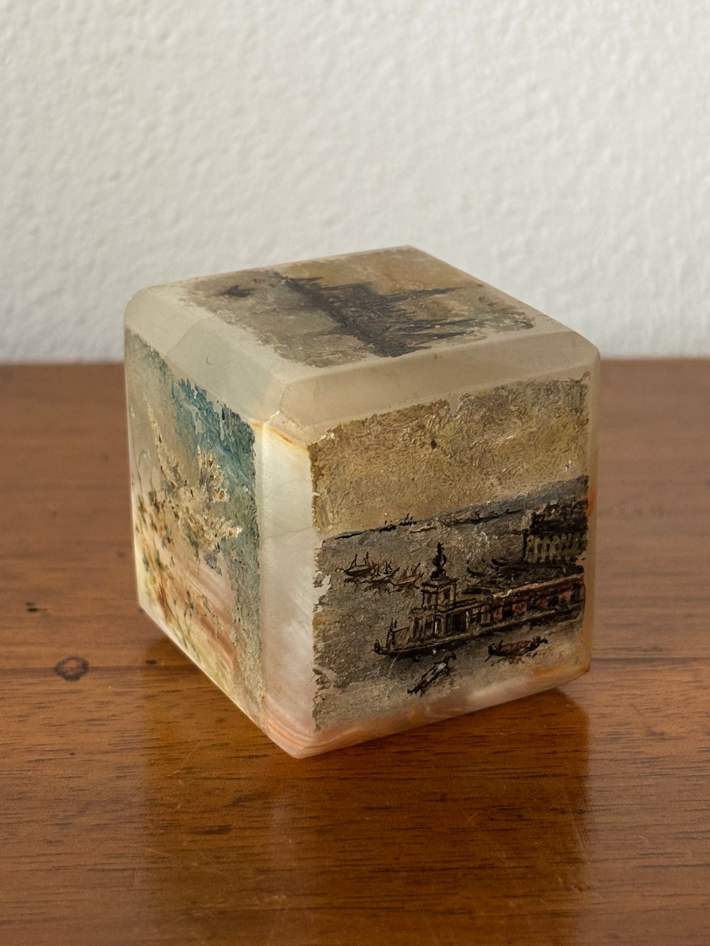 Cubo Fermacarte in Onice con Dipinti a Mano – Vedute della Laguna Veneziana