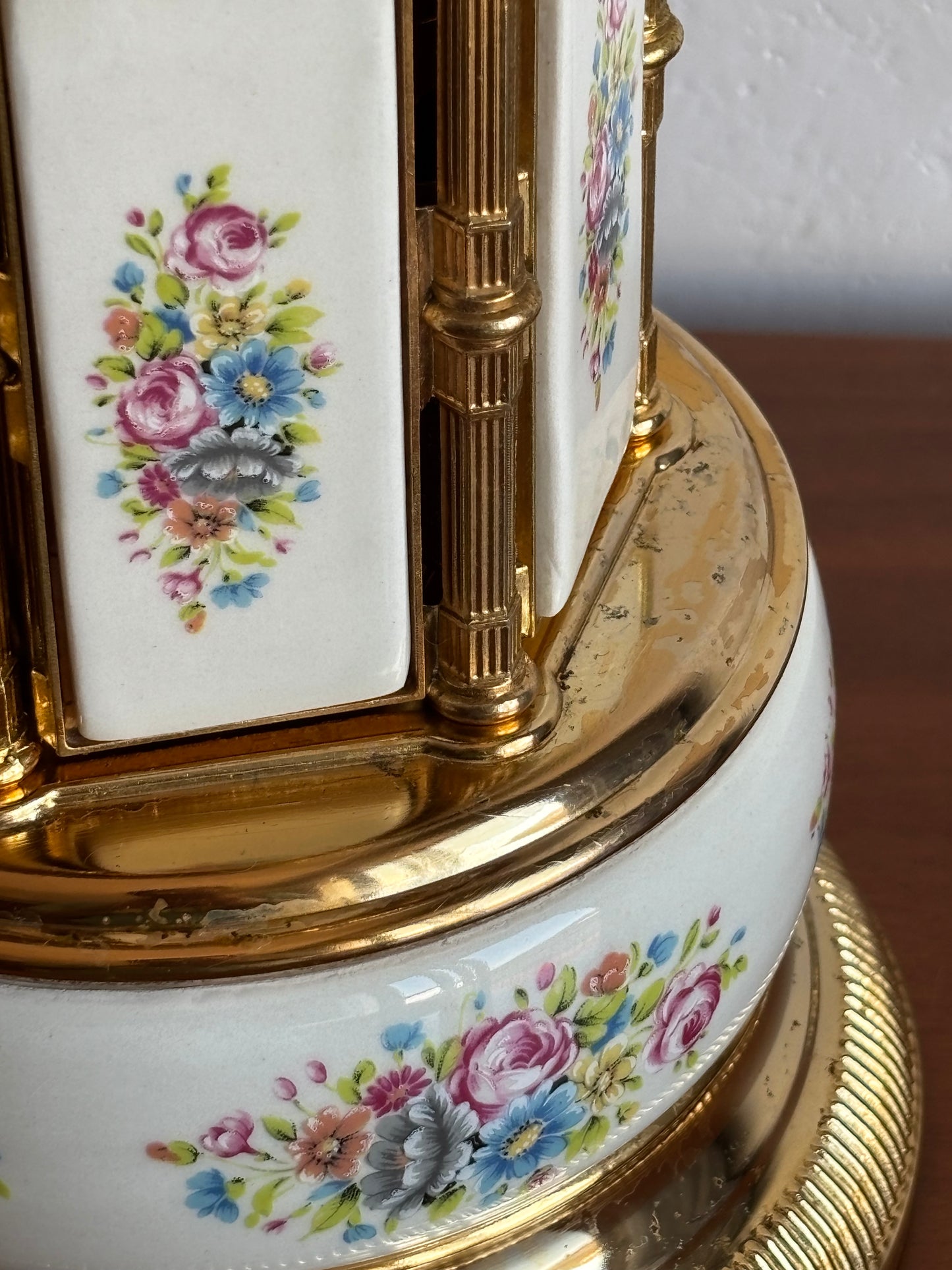 Musikalischer Zigarettenhalter aus weißer Keramik mit floraler Dekoration