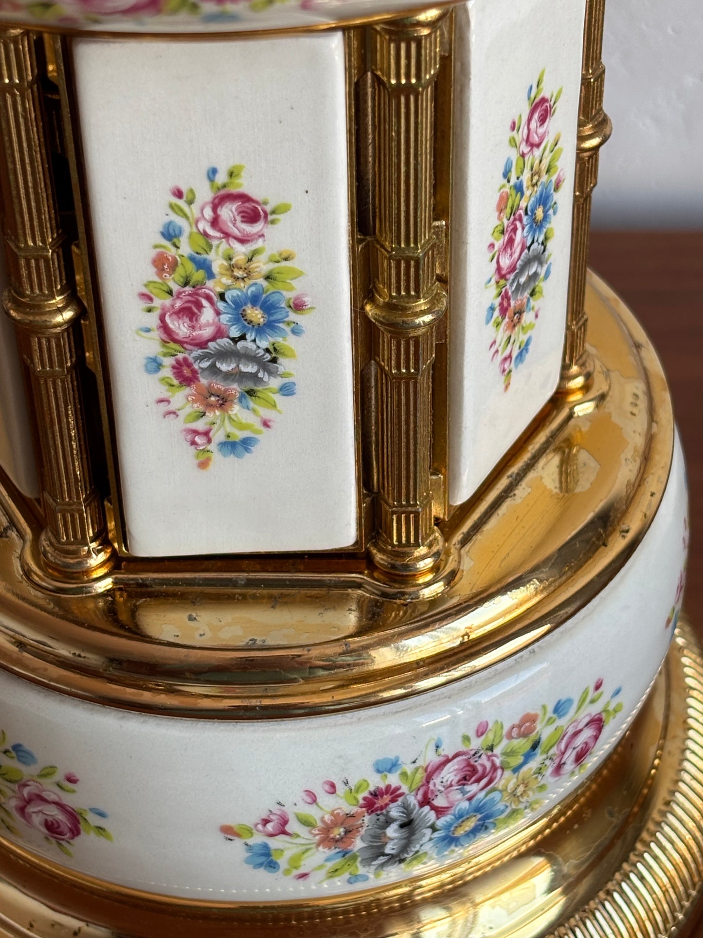 Musikalischer Zigarettenhalter aus weißer Keramik mit floraler Dekoration