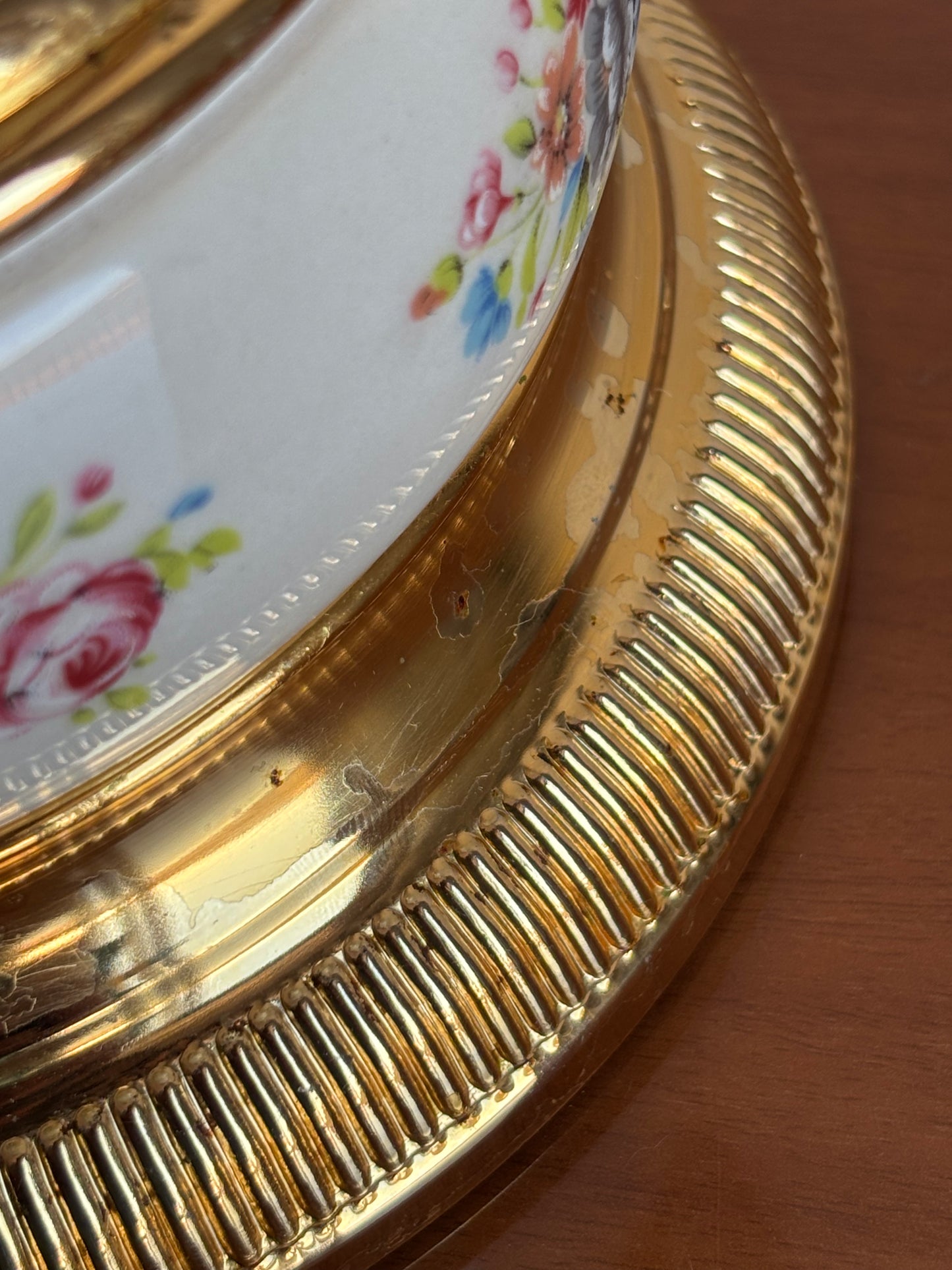 Musikalischer Zigarettenhalter aus weißer Keramik mit floraler Dekoration