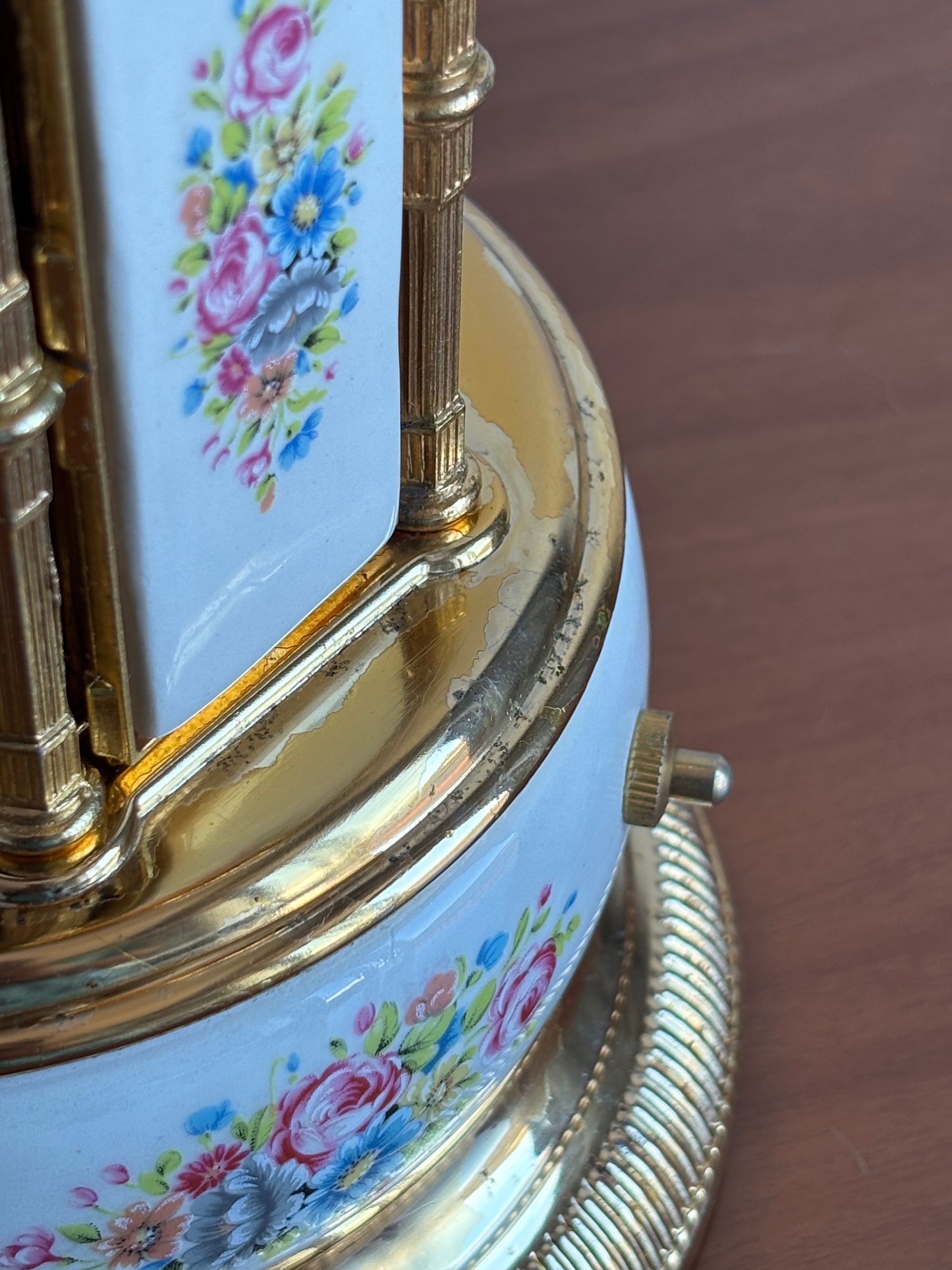 Musikalischer Zigarettenhalter aus weißer Keramik mit floraler Dekoration
