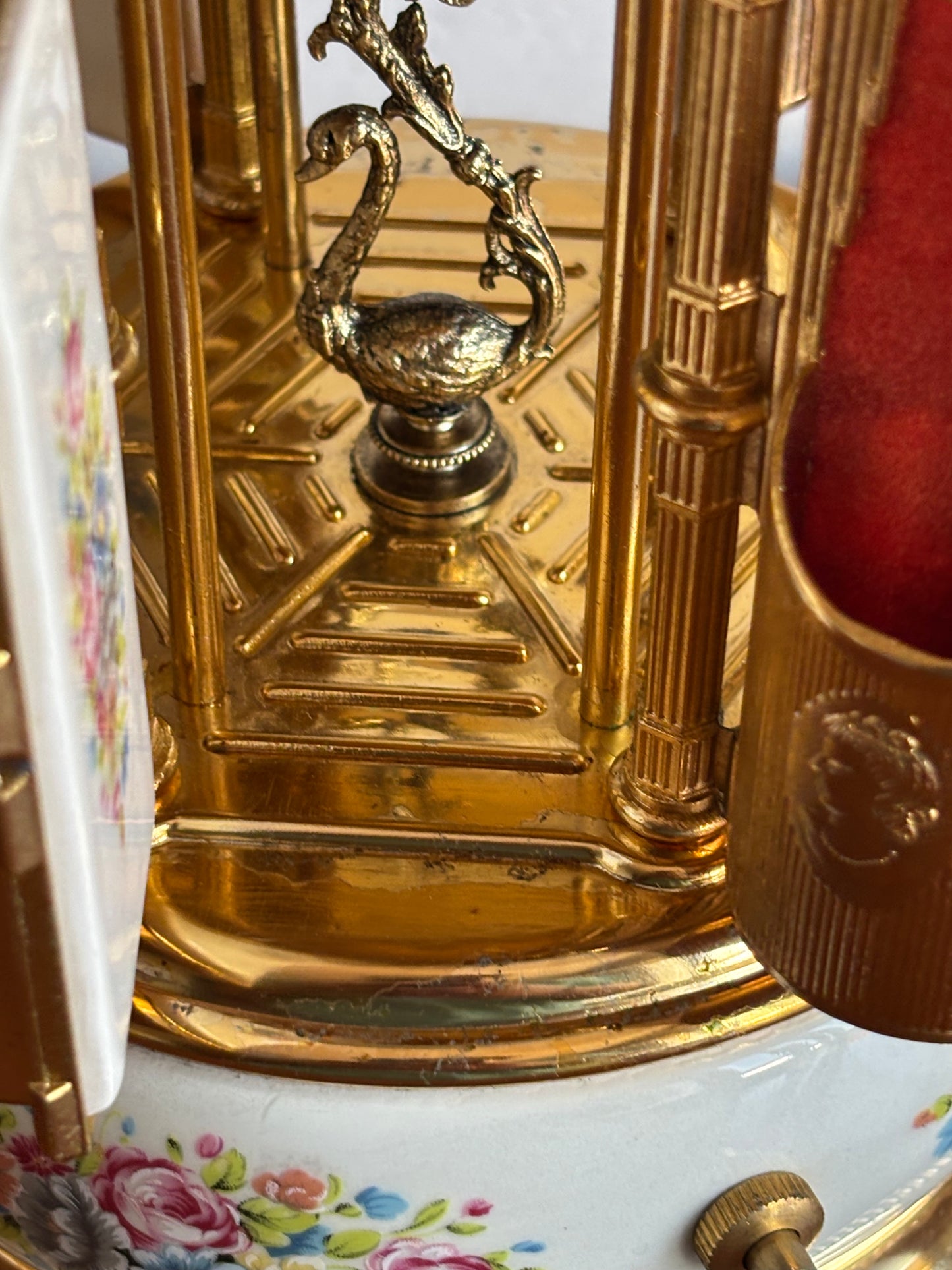 Musikalischer Zigarettenhalter aus weißer Keramik mit floraler Dekoration