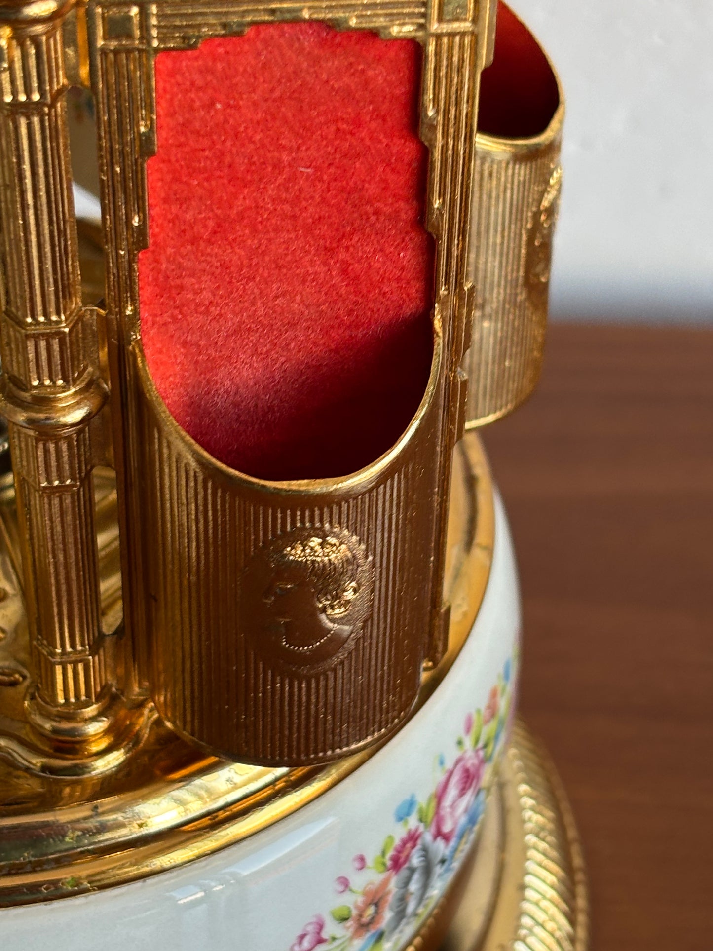 Musikalischer Zigarettenhalter aus weißer Keramik mit floraler Dekoration