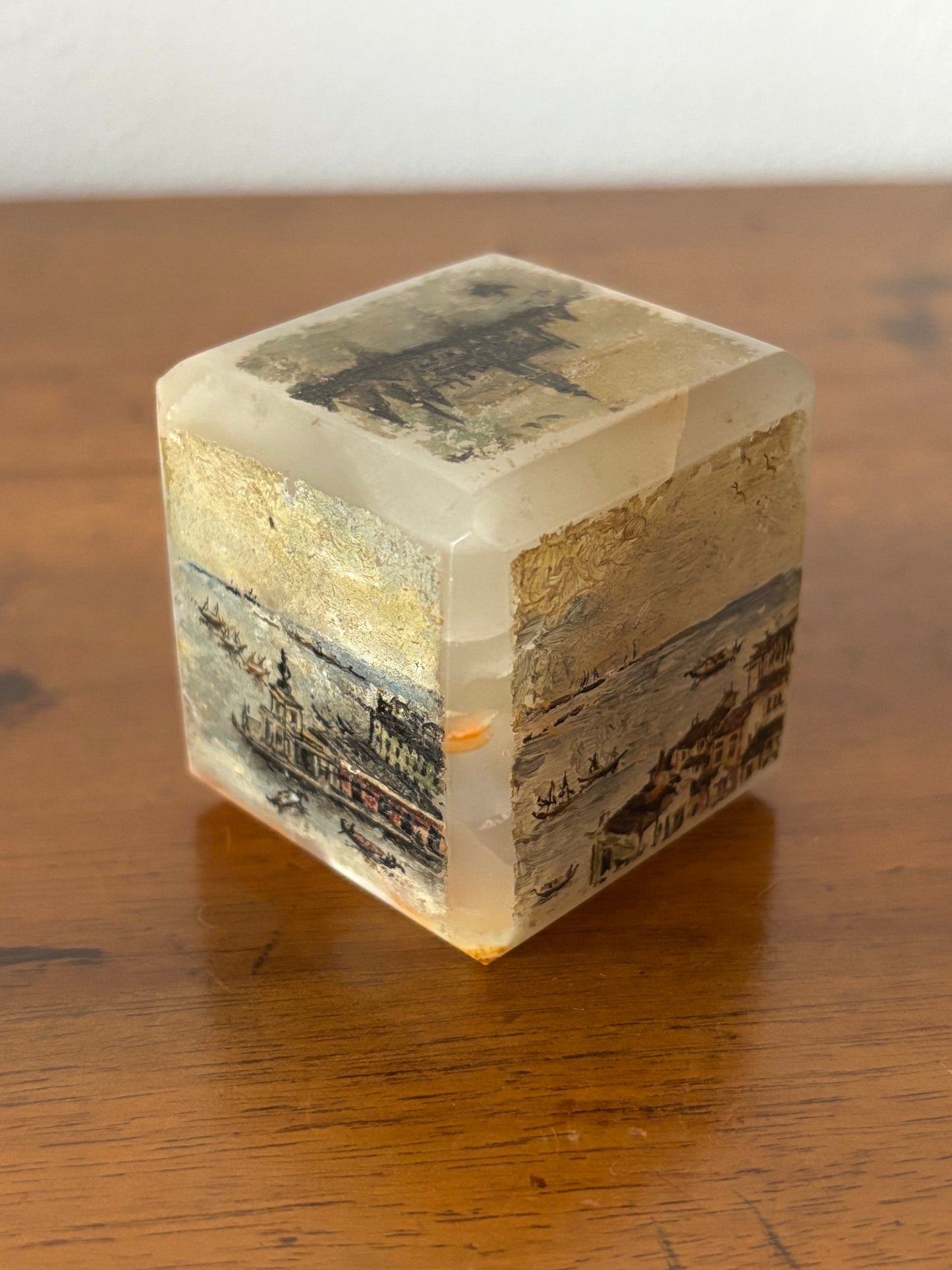 Cubo Fermacarte in Onice con Dipinti a Mano – Vedute della Laguna Veneziana