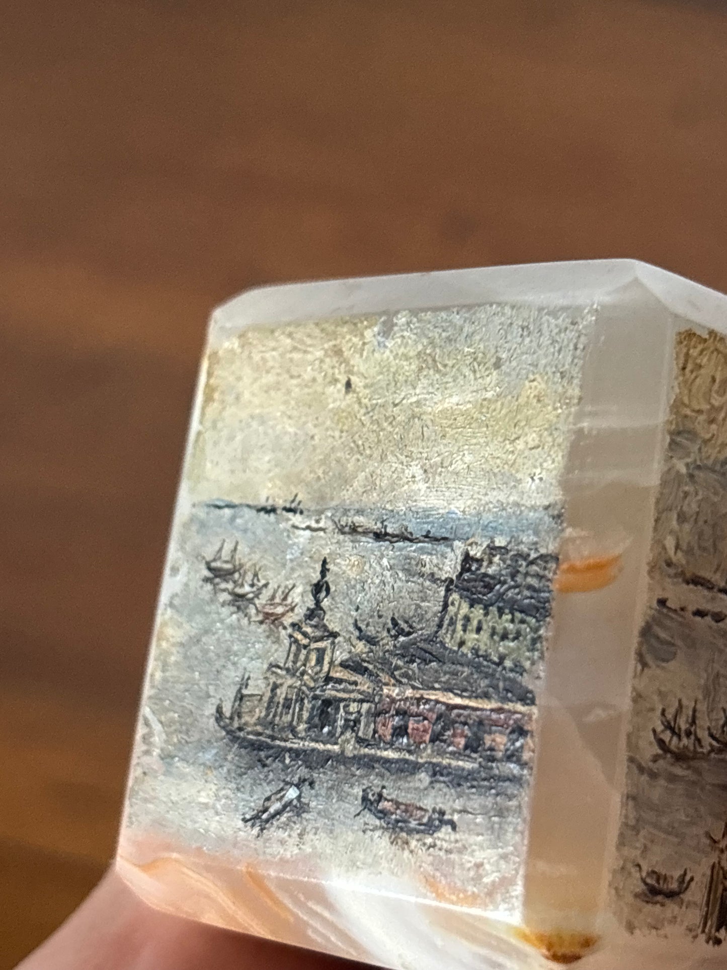 Cubo Fermacarte in Onice con Dipinti a Mano – Vedute della Laguna Veneziana