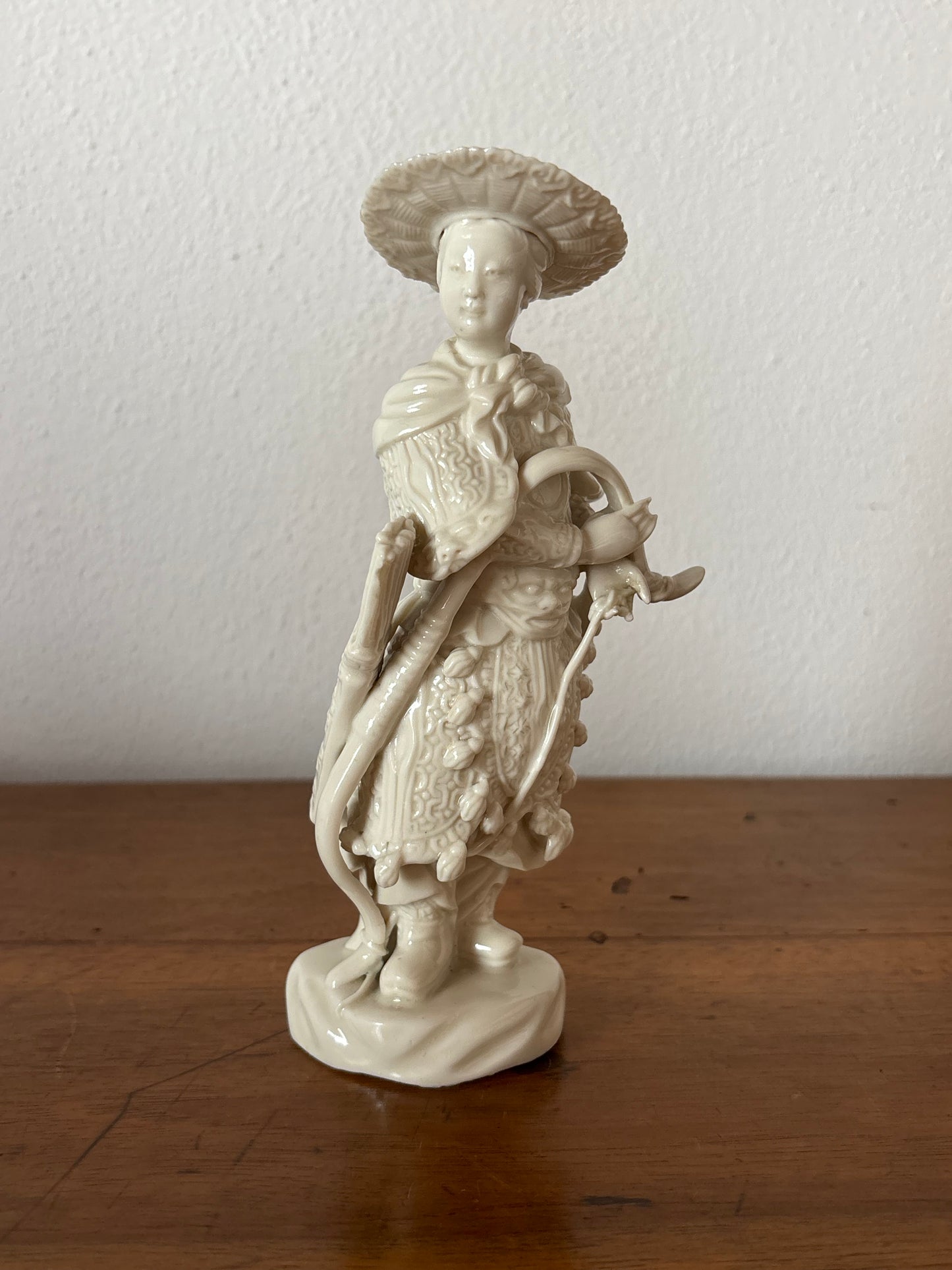 Statuina in Ceramica Bianca Cinese – Arciere Tradizionale