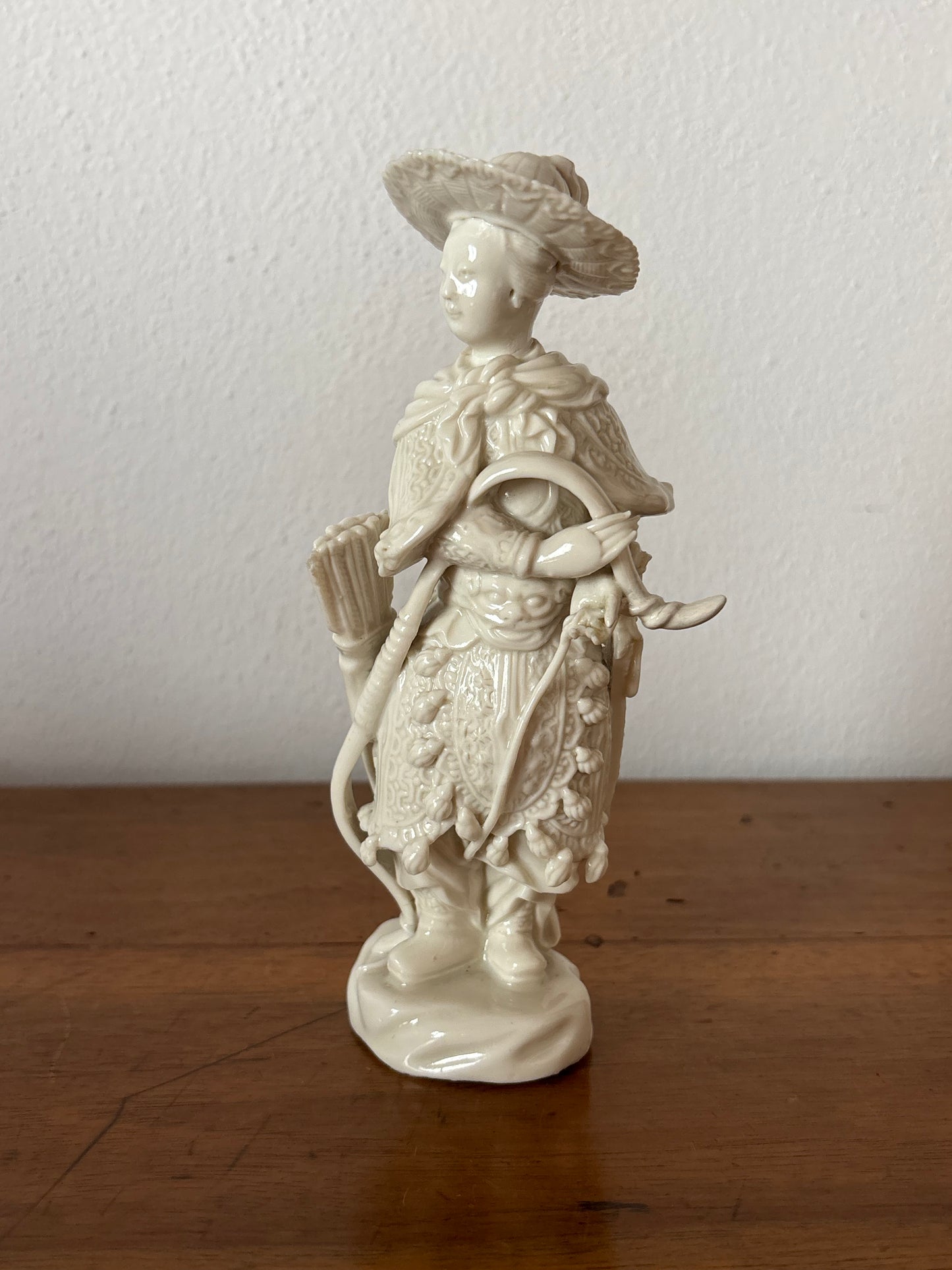 Statuina in Ceramica Bianca Cinese – Arciere Tradizionale