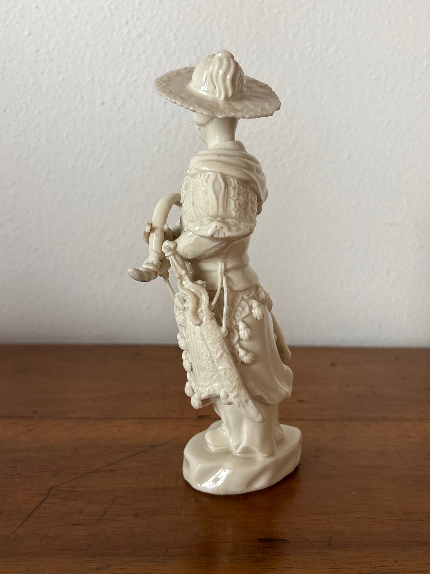 Statuina in Ceramica Bianca Cinese – Arciere Tradizionale