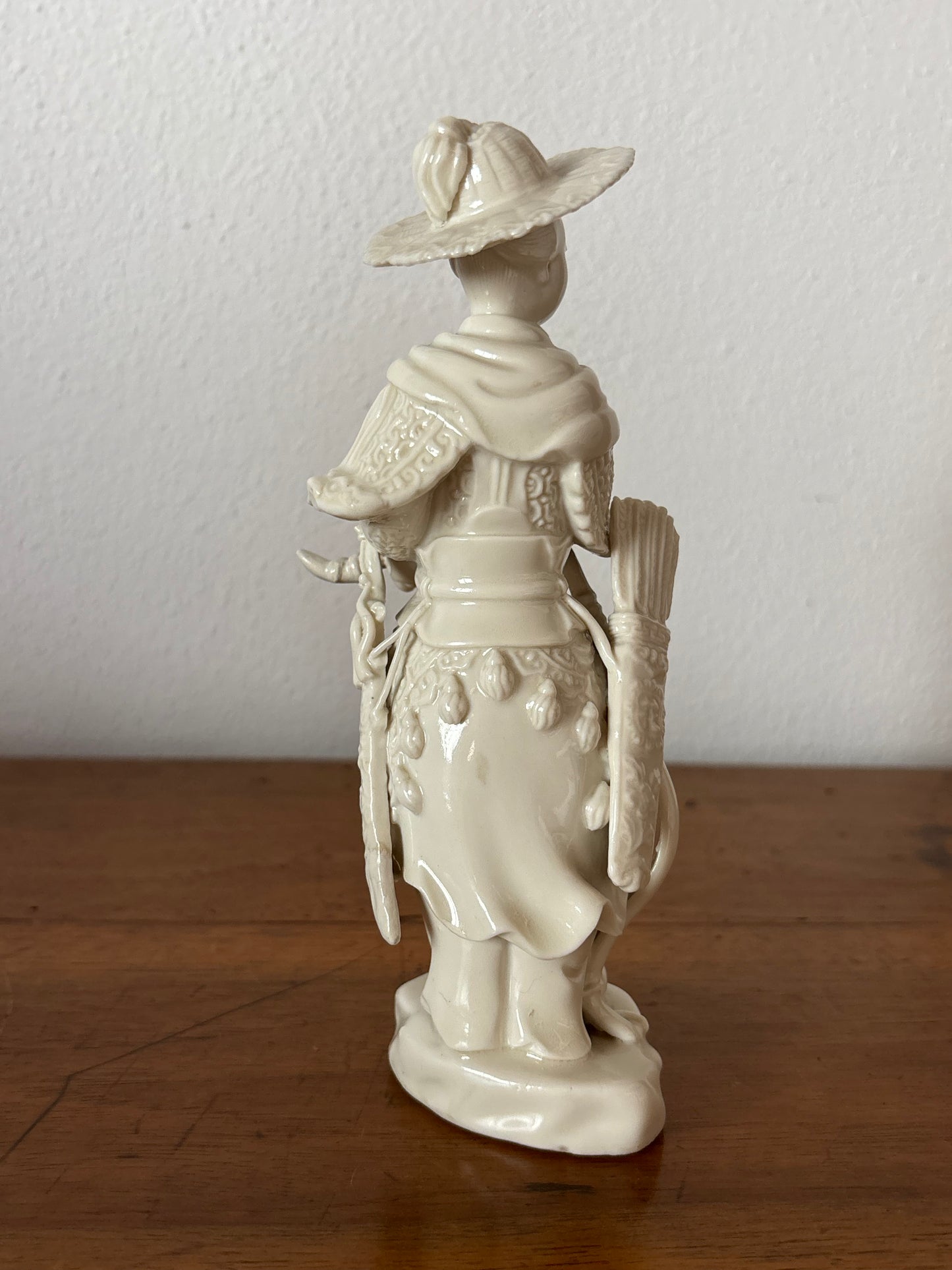 Statuina in Ceramica Bianca Cinese – Arciere Tradizionale