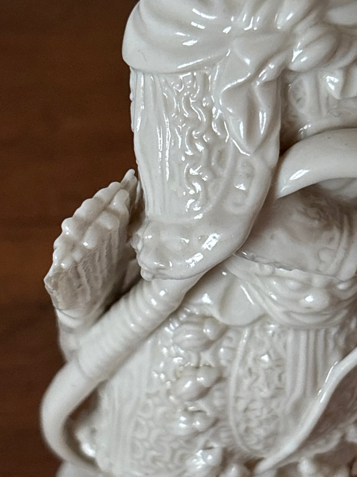 Statuina in Ceramica Bianca Cinese – Arciere Tradizionale