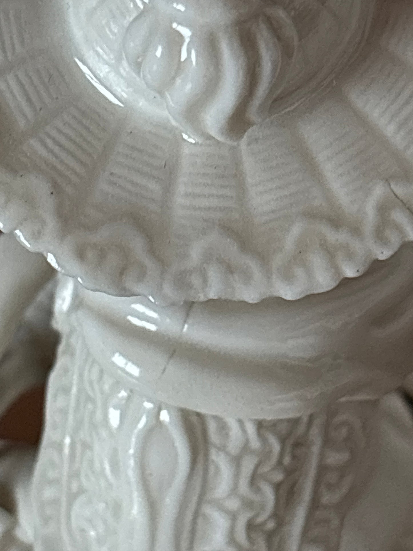 Statuina in Ceramica Bianca Cinese – Arciere Tradizionale