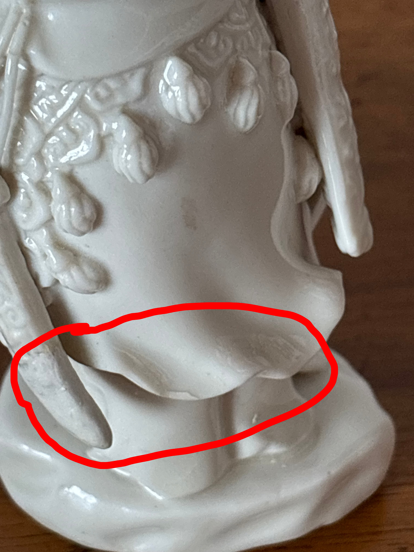 Statuina in Ceramica Bianca Cinese – Arciere Tradizionale