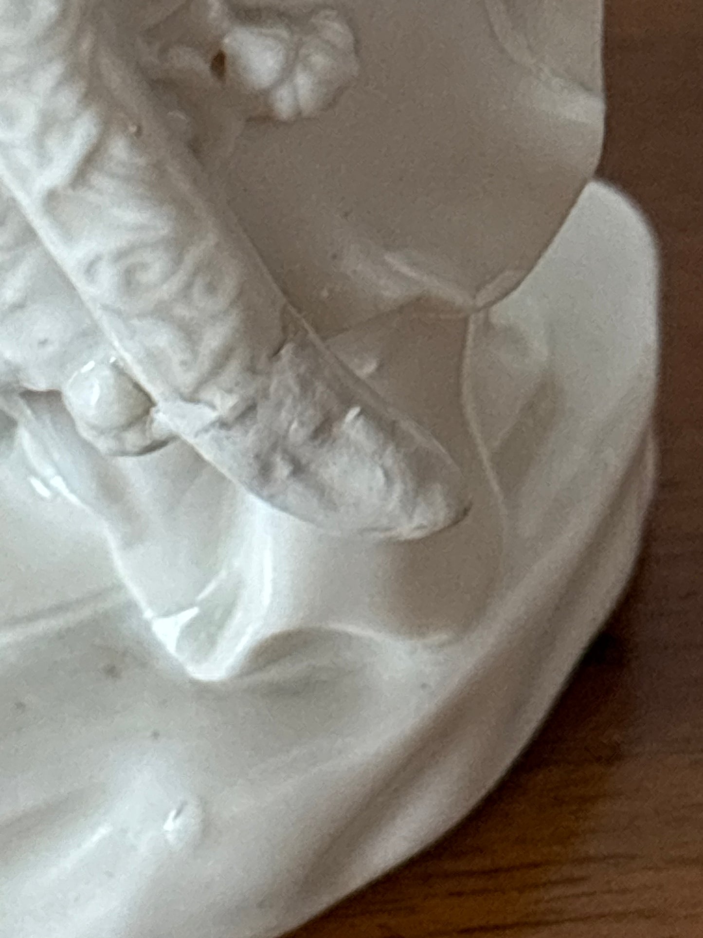 Statuina in Ceramica Bianca Cinese – Arciere Tradizionale