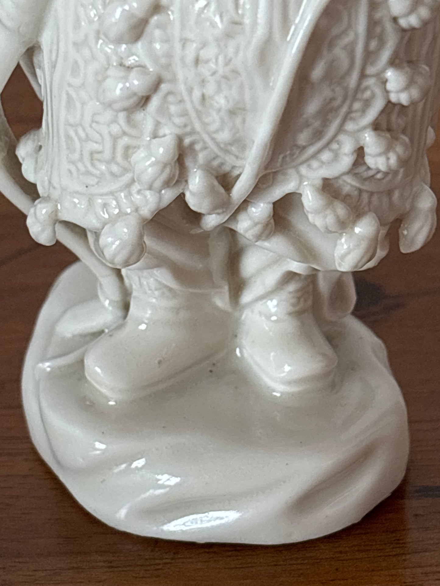 Statuina in Ceramica Bianca Cinese – Arciere Tradizionale