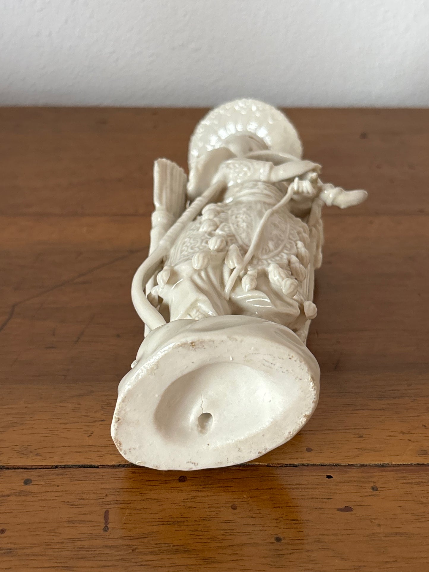 Statuina in Ceramica Bianca Cinese – Arciere Tradizionale