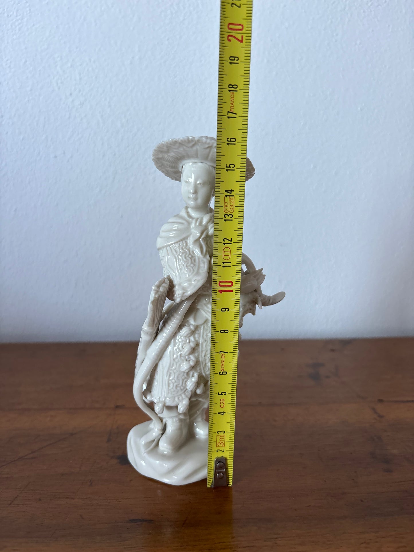 Statuina in Ceramica Bianca Cinese – Arciere Tradizionale