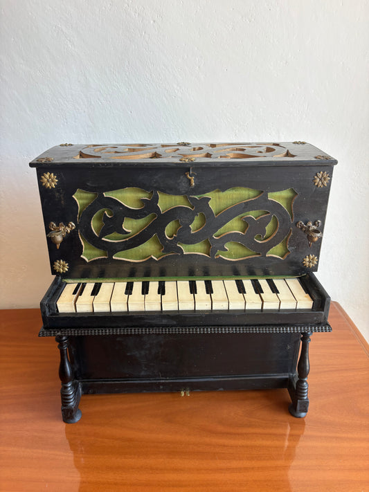 Pianoforte vintage per bambole vintage – Miniatura decorativa con tastiera funzionante