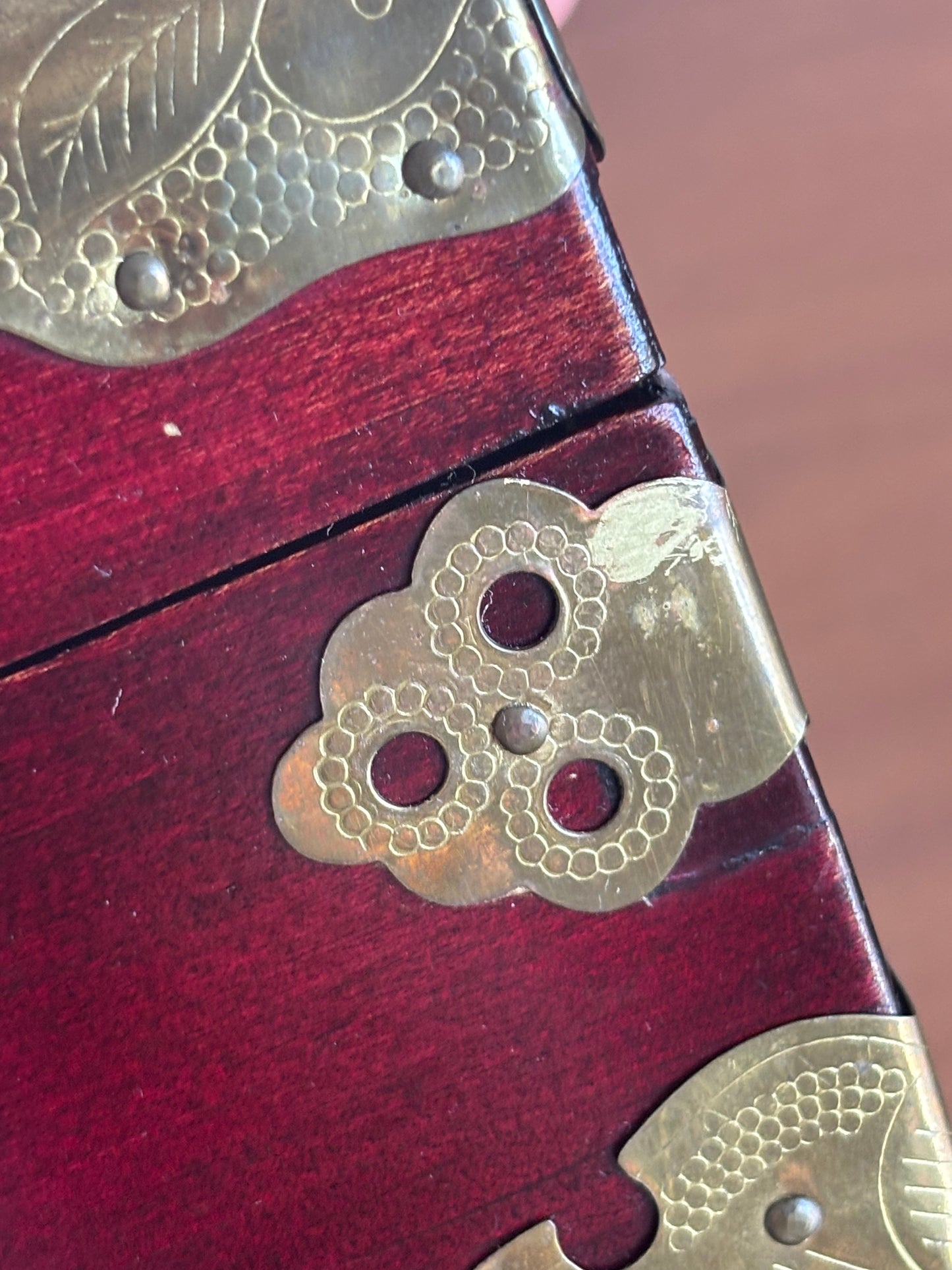 Portagioie vintage con carillon – Shanghai, lavorazione in legno e metallo