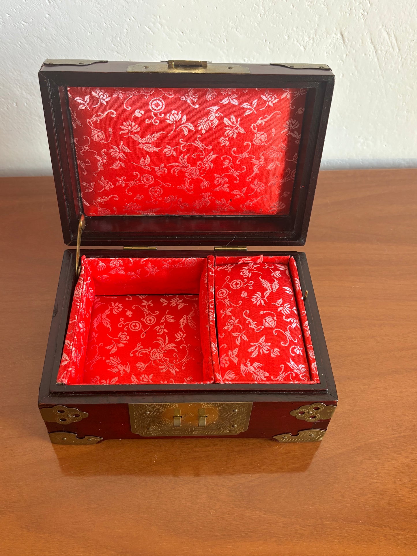 Portagioie vintage con carillon – Shanghai, lavorazione in legno e metallo