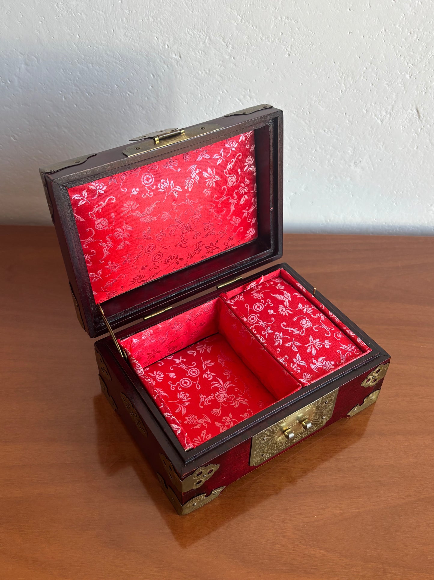 Portagioie vintage con carillon – Shanghai, lavorazione in legno e metallo