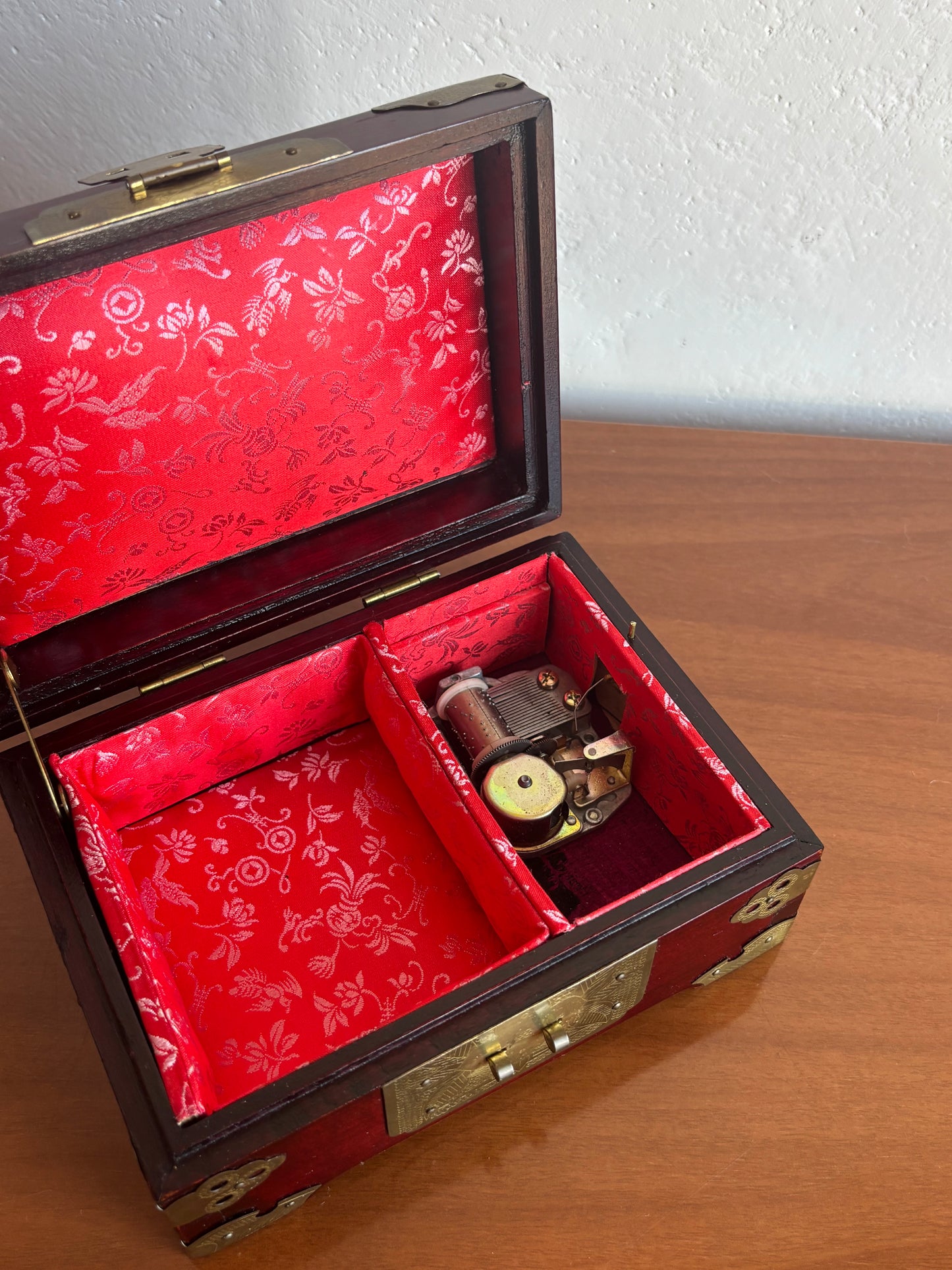 Portagioie vintage con carillon – Shanghai, lavorazione in legno e metallo