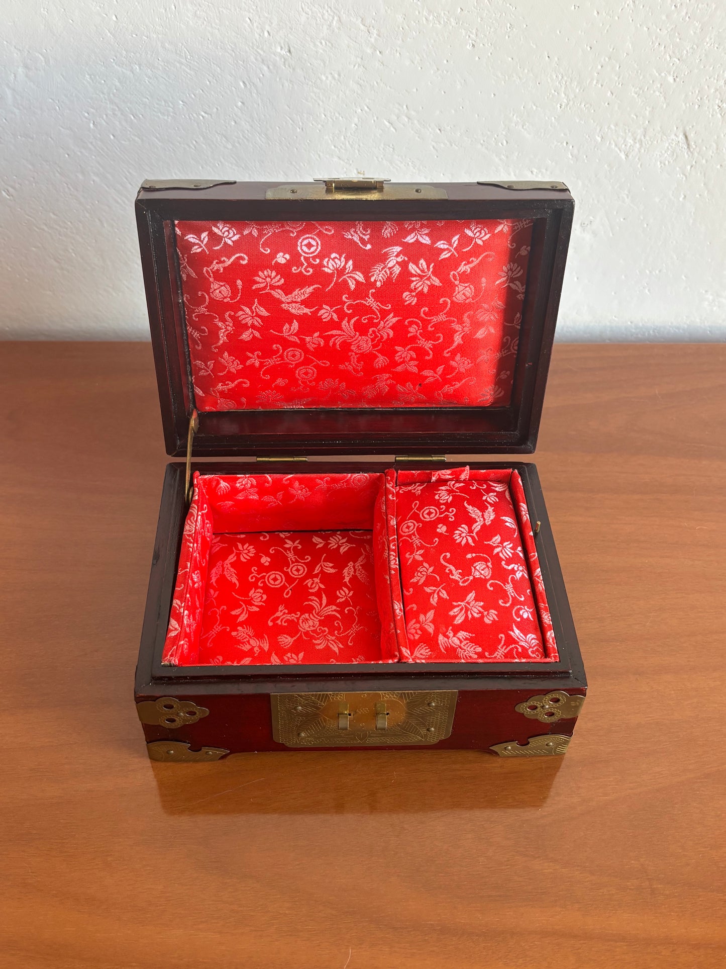 Portagioie vintage con carillon – Shanghai, lavorazione in legno e metallo