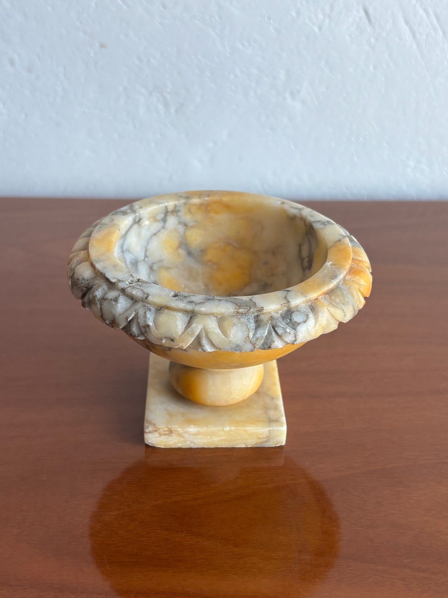 Fontanella da tavolo in alabastro giallo