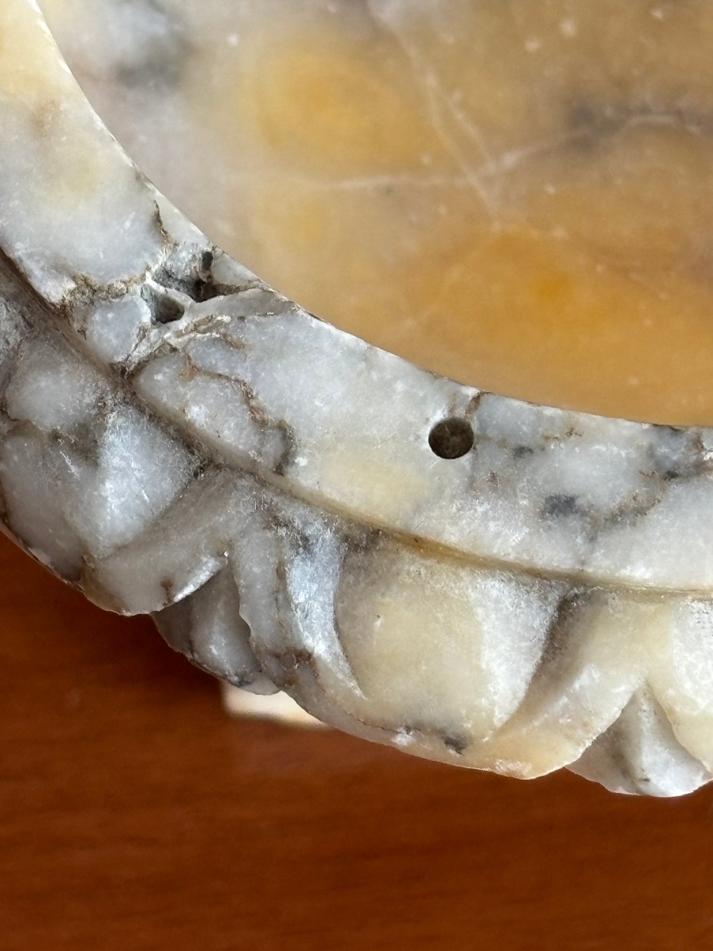 Fontanella da tavolo in alabastro giallo