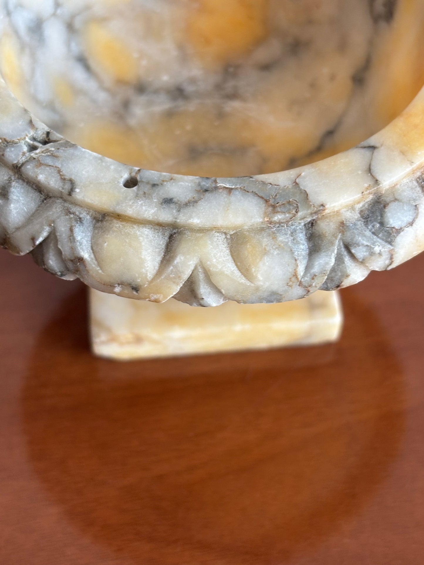 Fontanella da tavolo in alabastro giallo