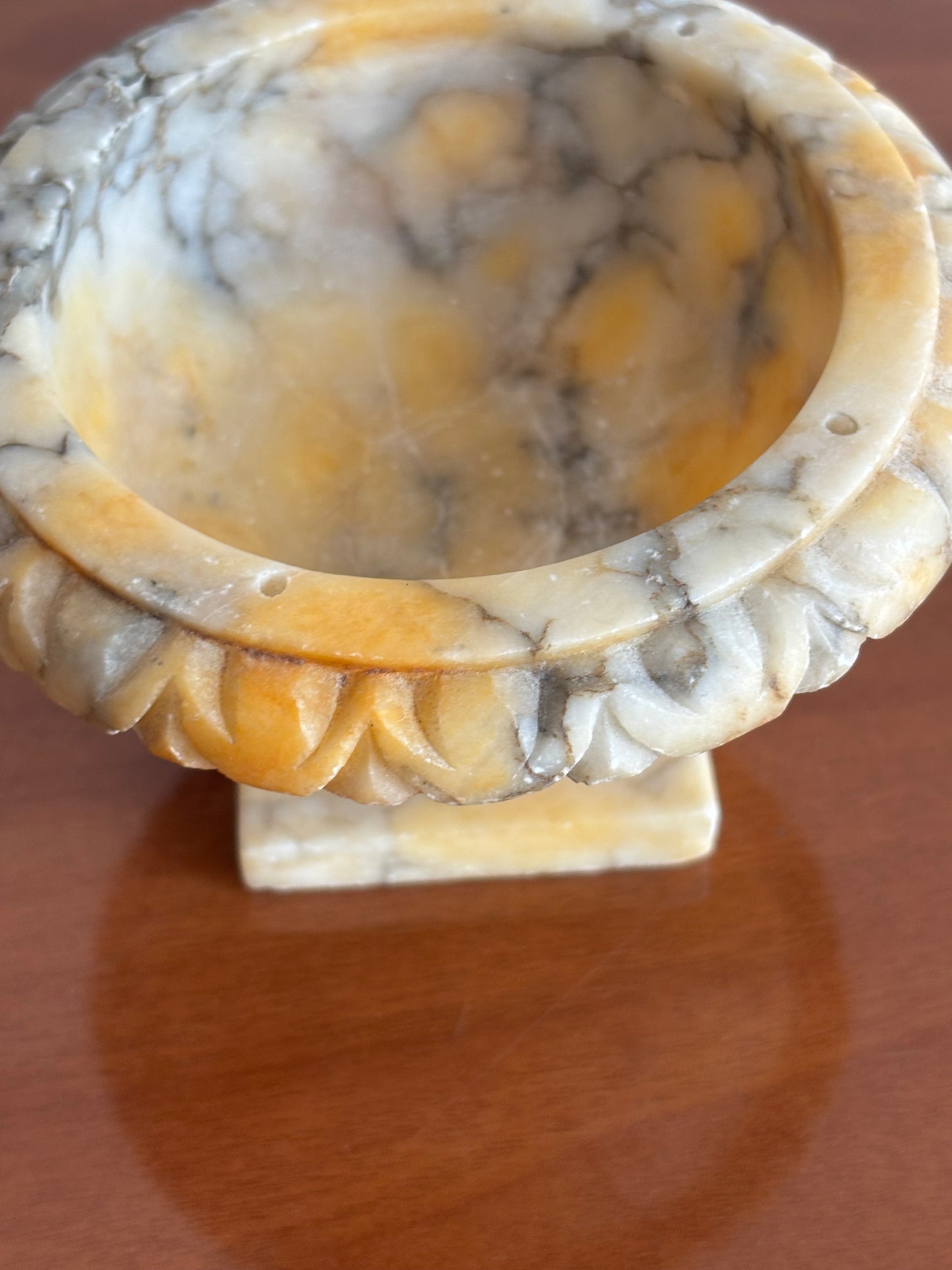 Fontanella da tavolo in alabastro giallo