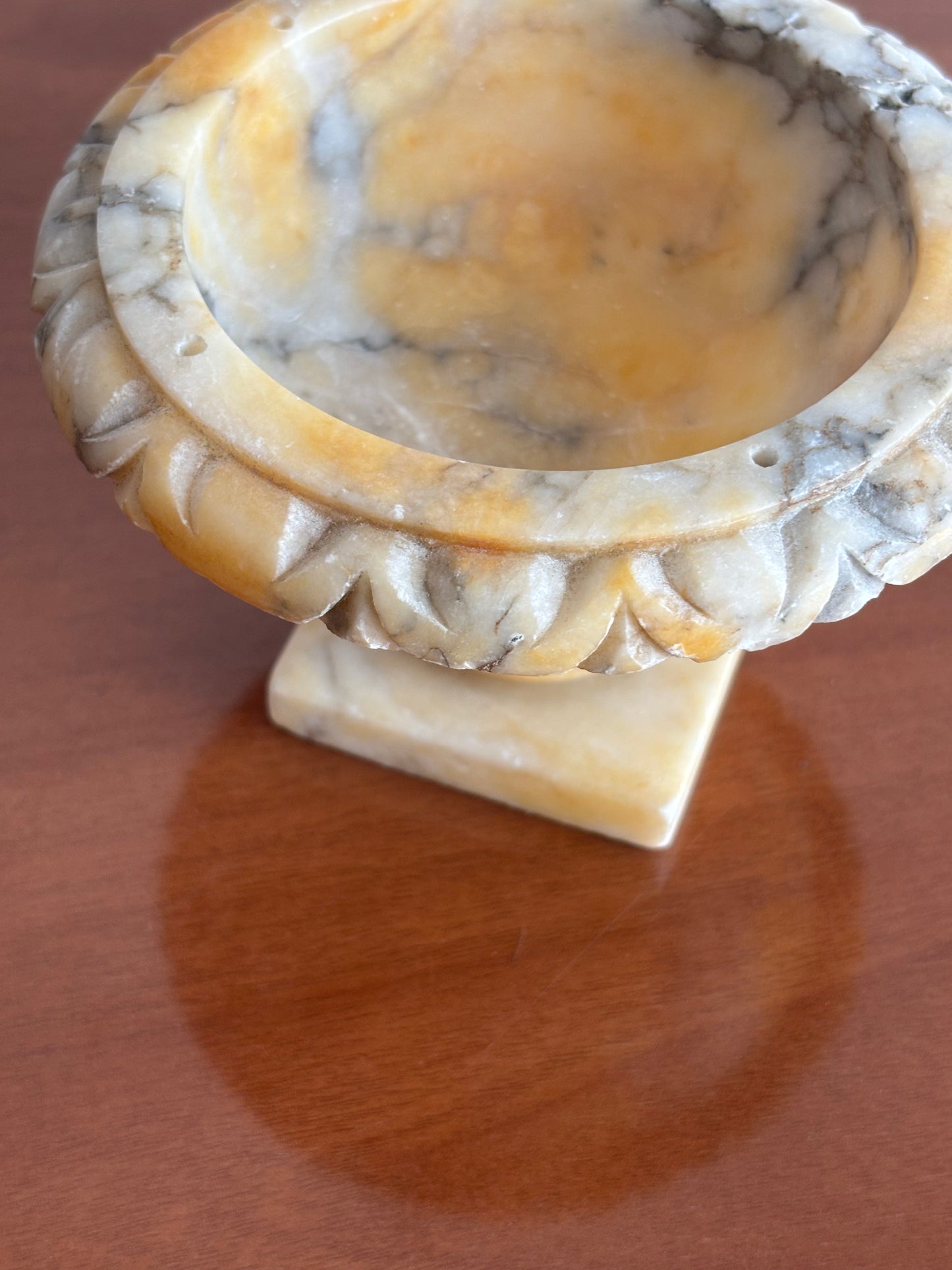 Fontanella da tavolo in alabastro giallo