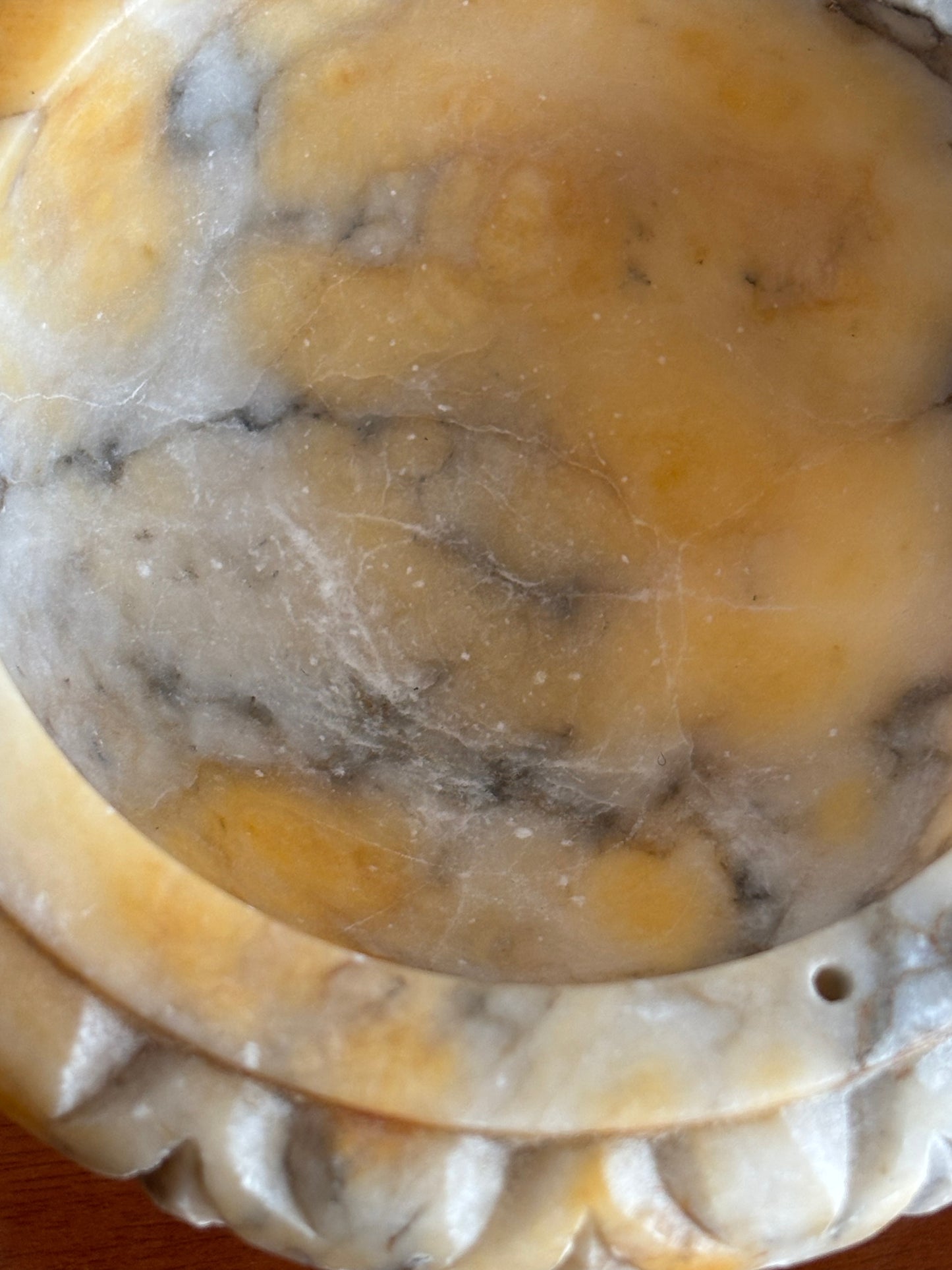 Fontanella da tavolo in alabastro giallo