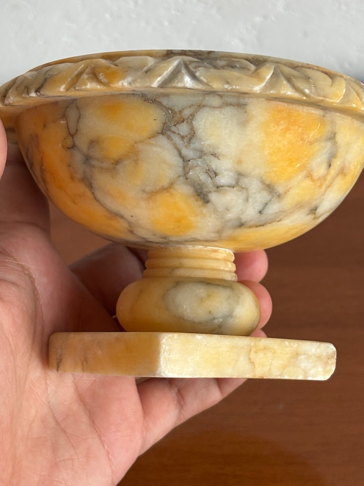 Fontanella da tavolo in alabastro giallo
