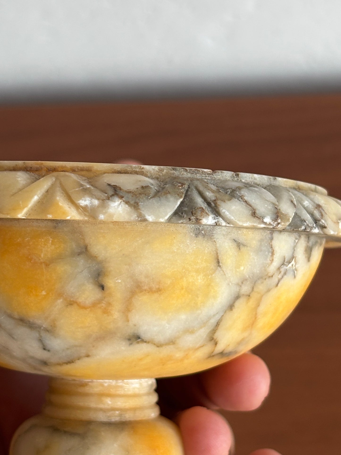 Fontanella da tavolo in alabastro giallo