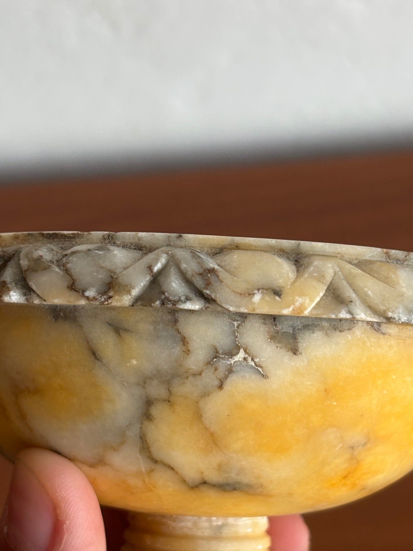 Fontanella da tavolo in alabastro giallo