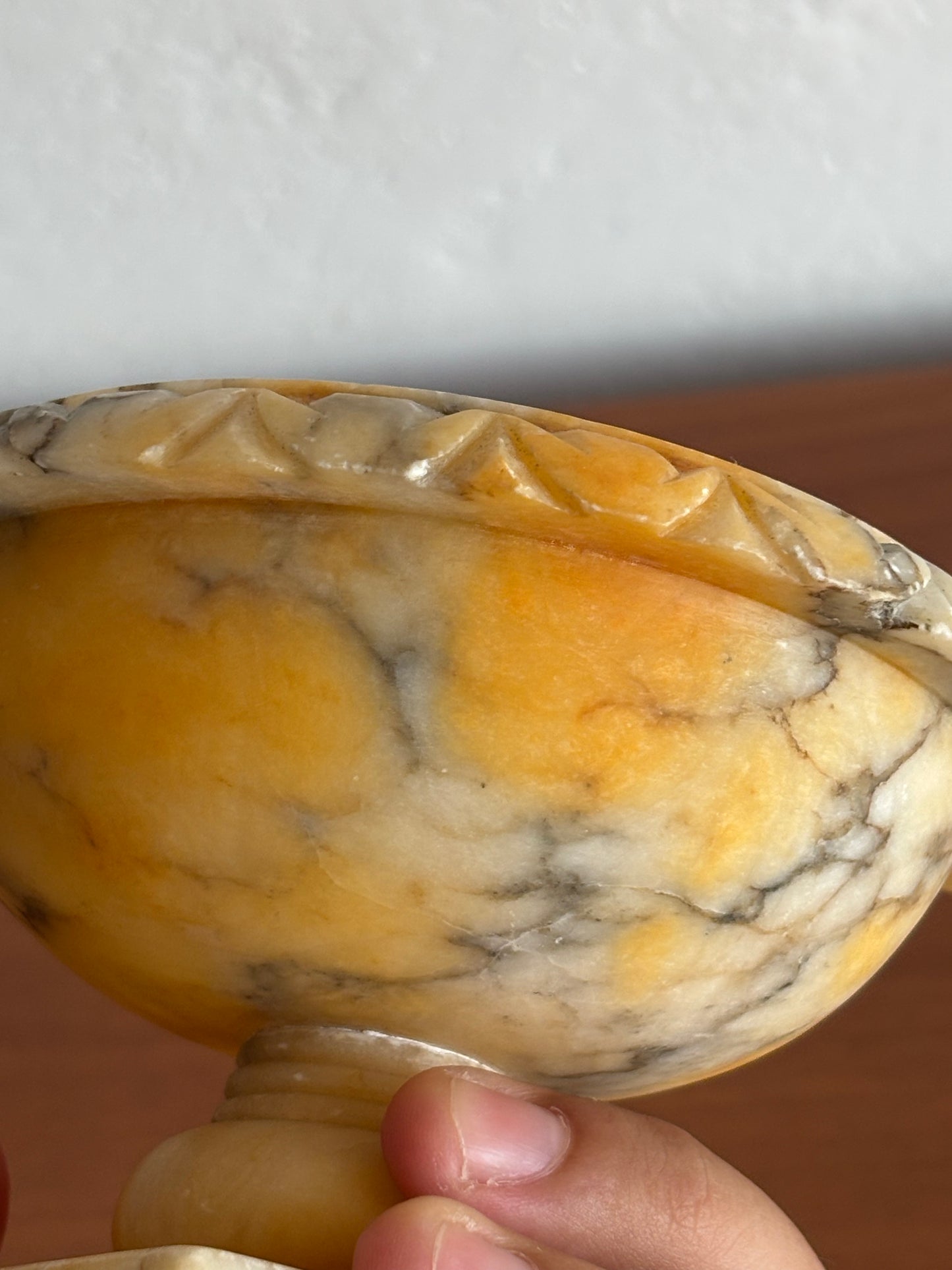 Fontanella da tavolo in alabastro giallo