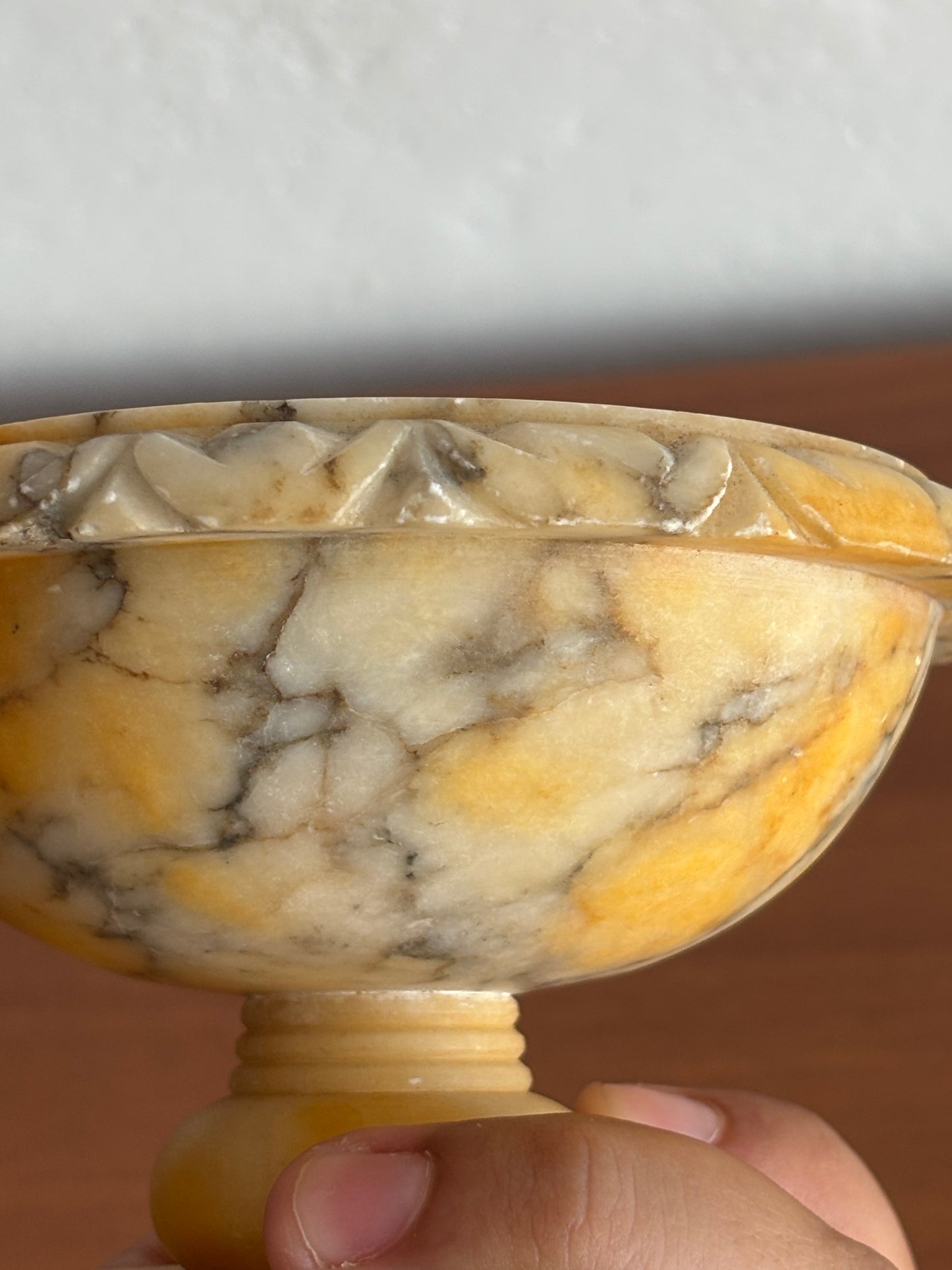 Fontanella da tavolo in alabastro giallo