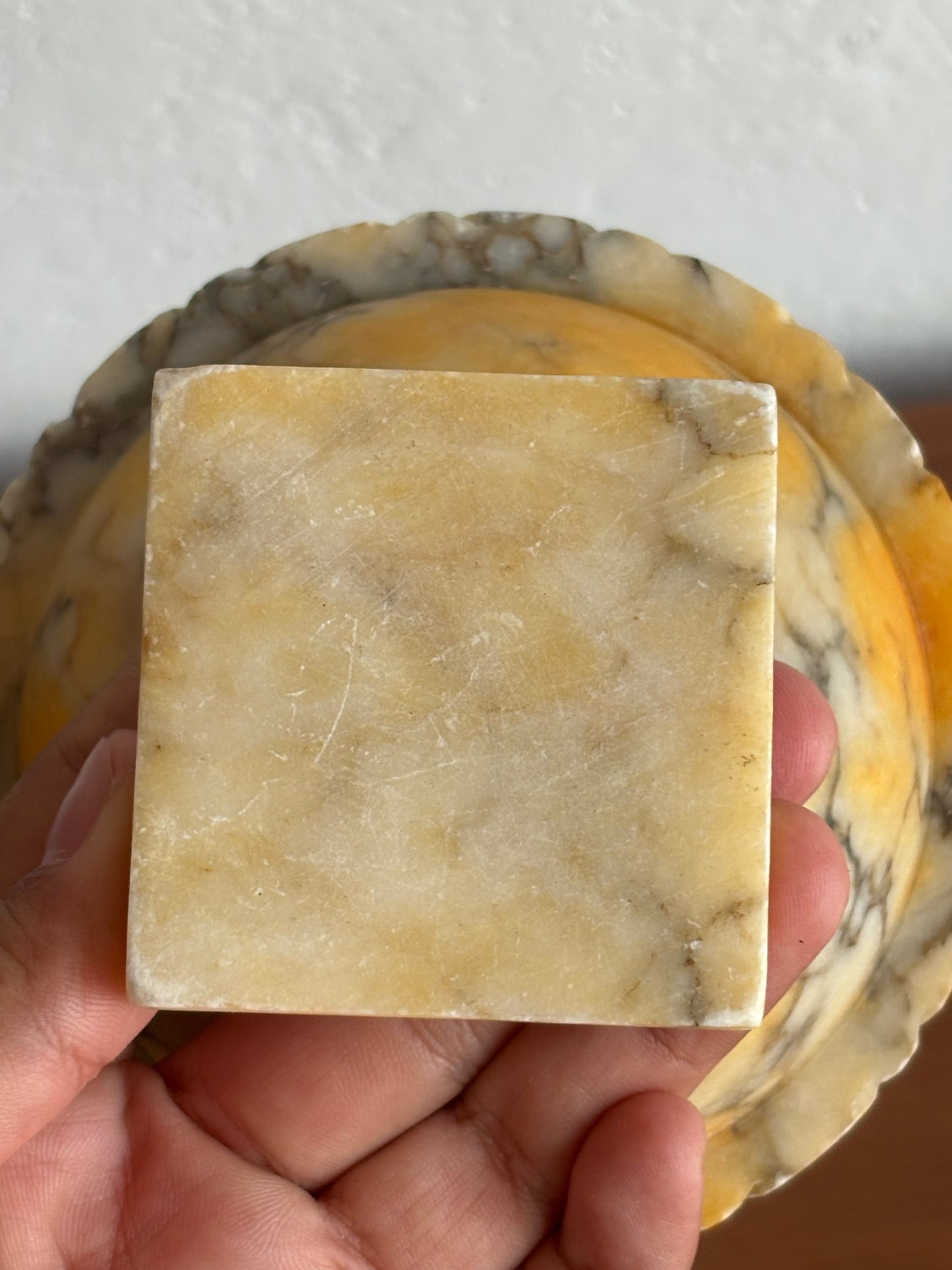 Fontanella da tavolo in alabastro giallo