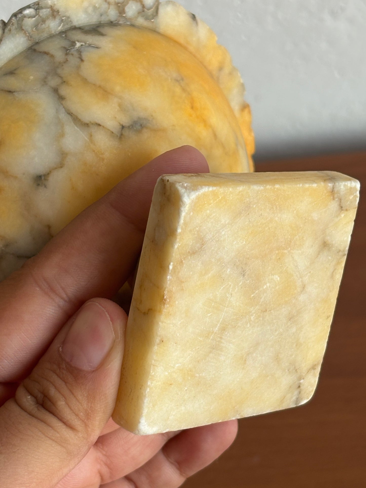 Fontanella da tavolo in alabastro giallo