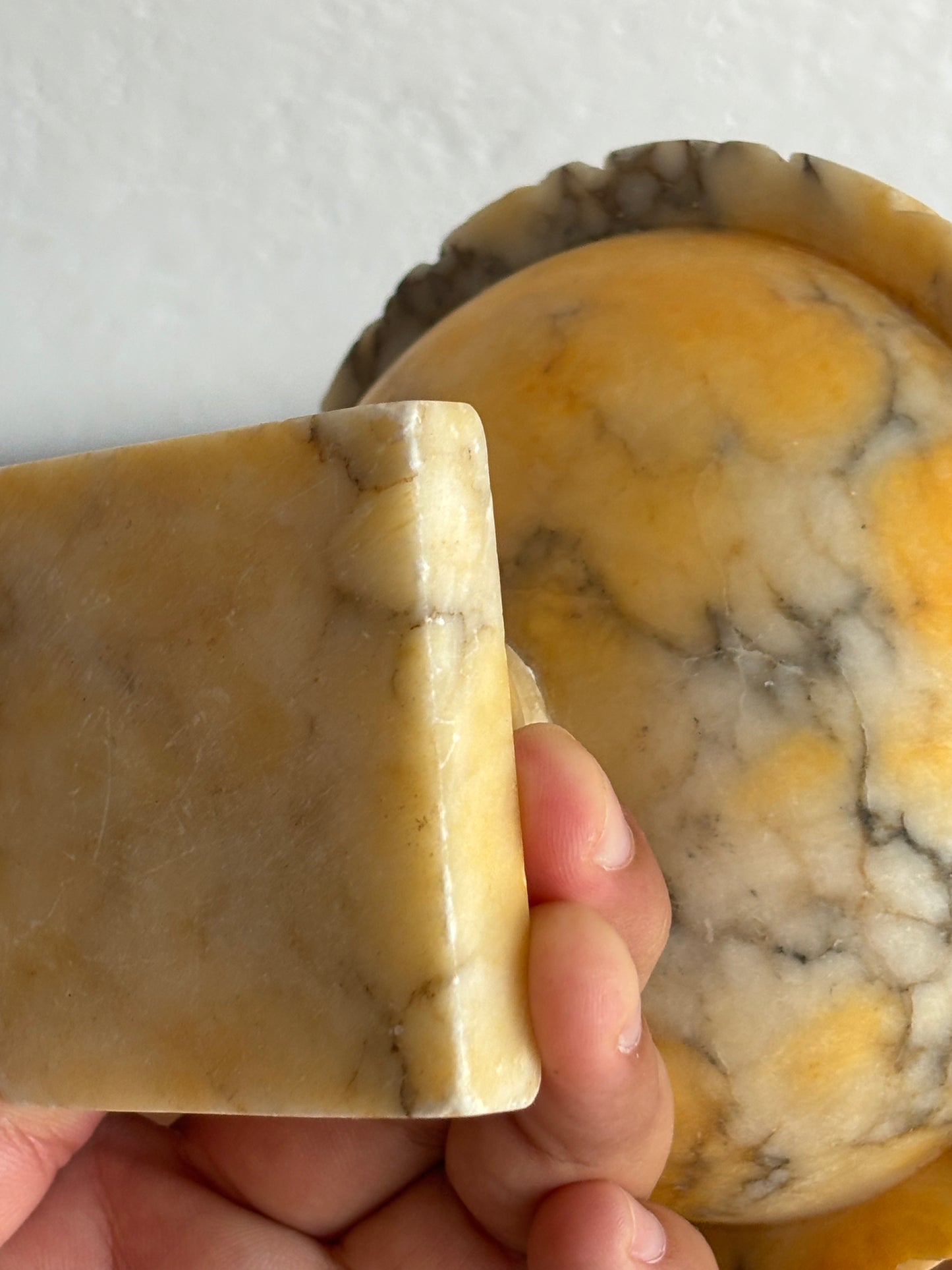 Fontanella da tavolo in alabastro giallo