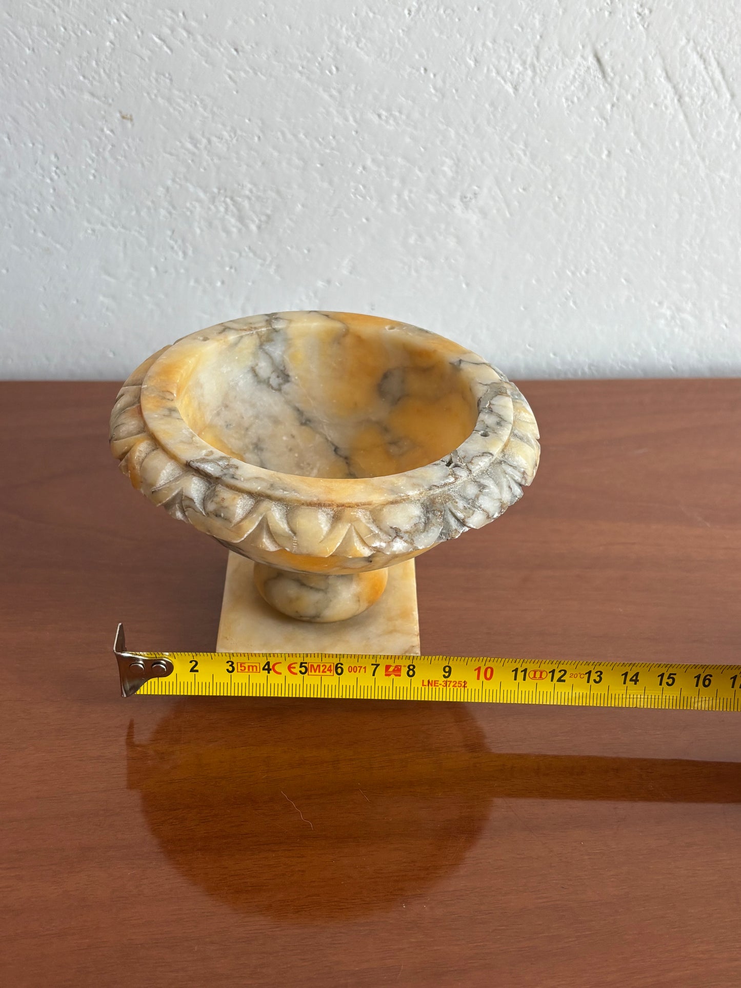 Fontanella da tavolo in alabastro giallo