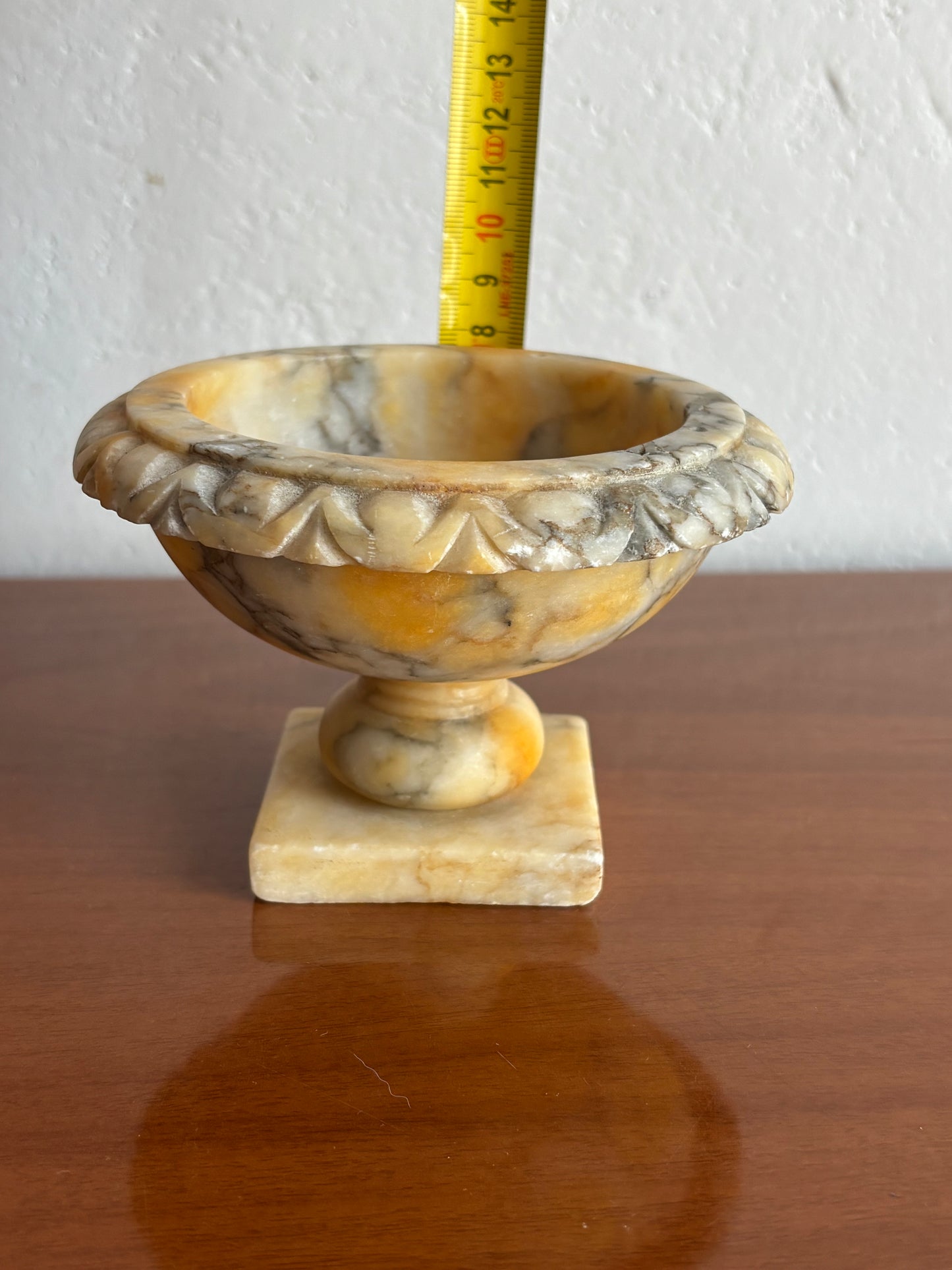Fontanella da tavolo in alabastro giallo