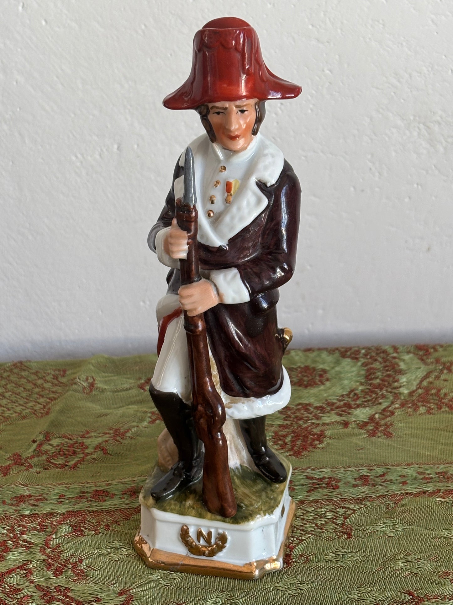 Soldato in ceramica stile napoleonico con fucile e baionetta – imitazione Capodimonte