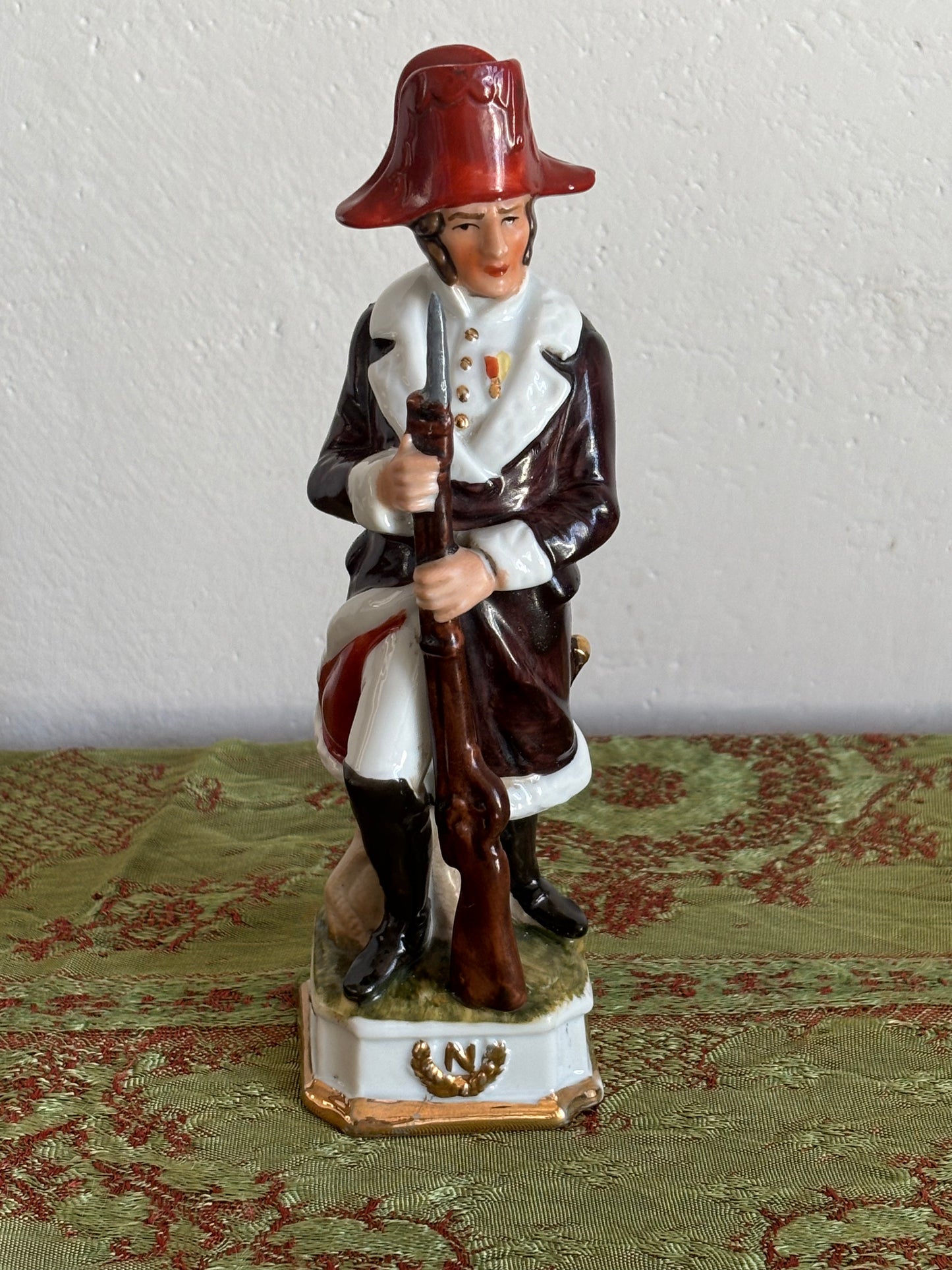 Soldato in ceramica stile napoleonico con fucile e baionetta – imitazione Capodimonte