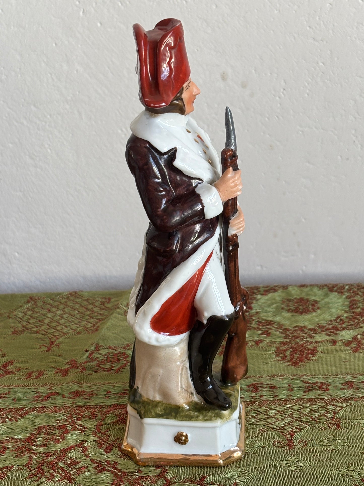 Soldato in ceramica stile napoleonico con fucile e baionetta – imitazione Capodimonte