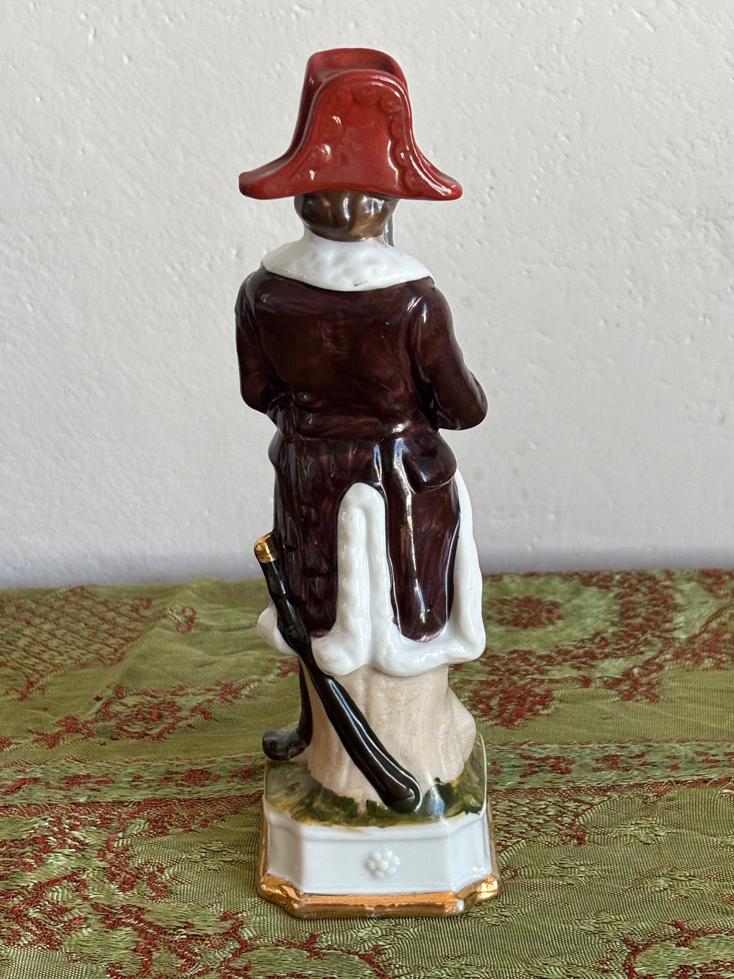 Soldato in ceramica stile napoleonico con fucile e baionetta – imitazione Capodimonte